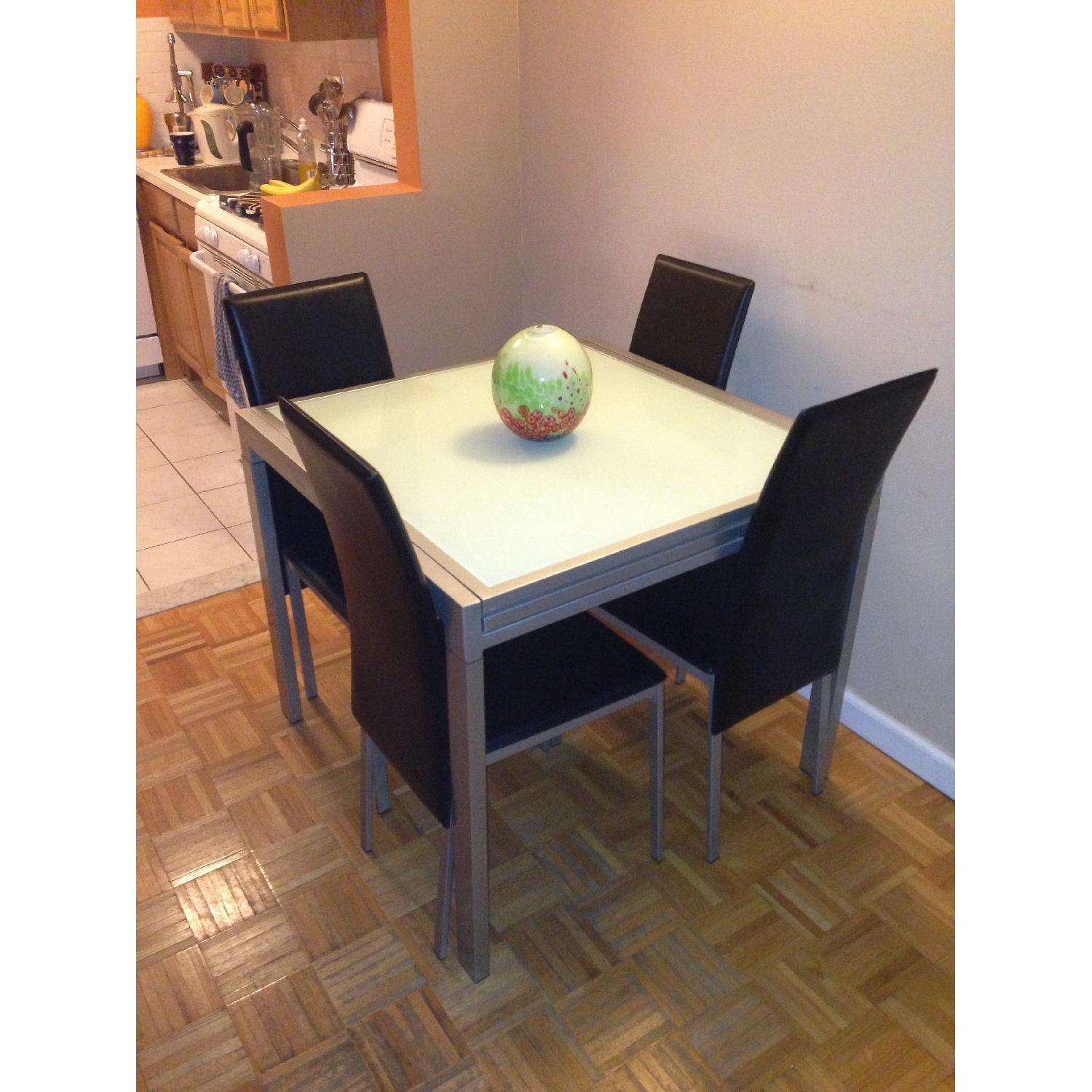 Glass dining table - extendable, with 4 chairs - AptDeco