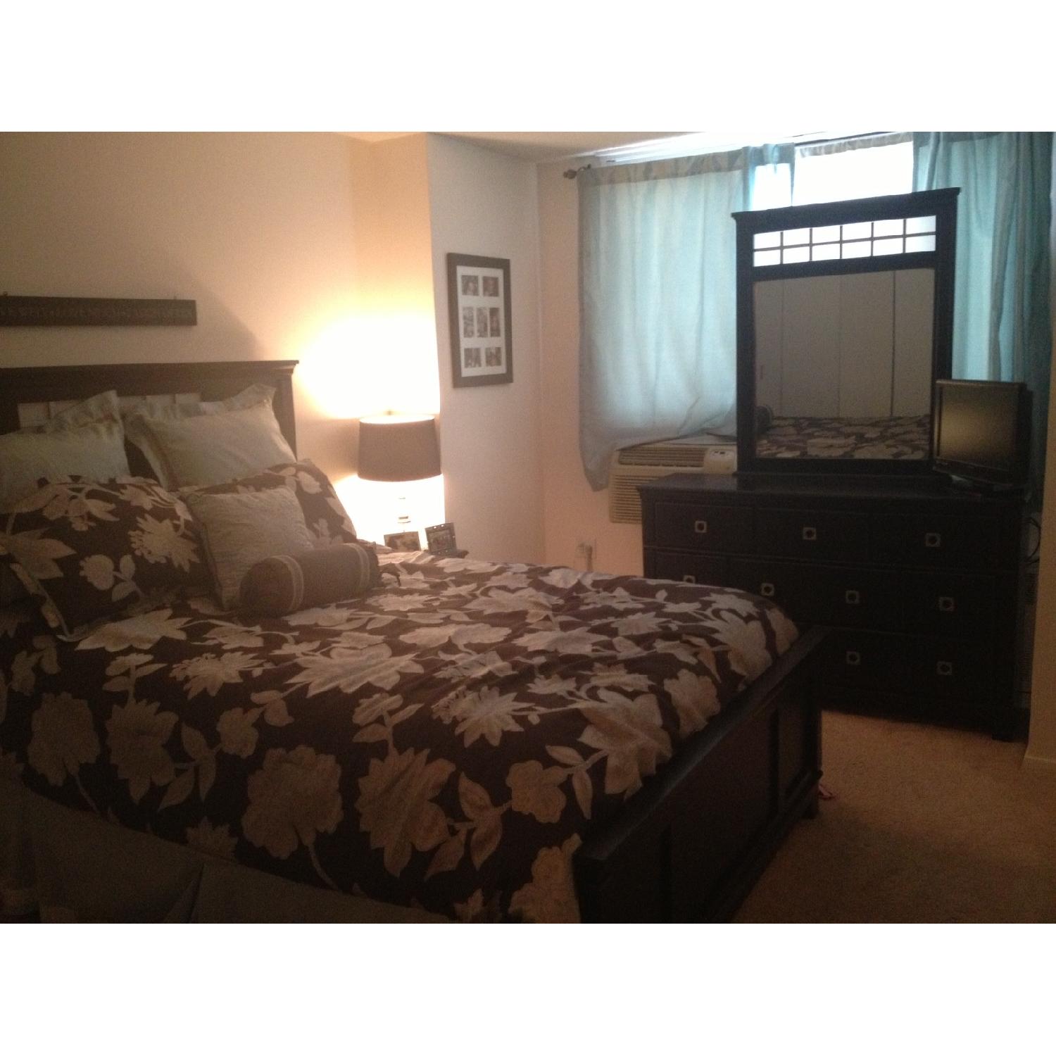 Queen Bedroom Set (Dark Brown) AptDeco