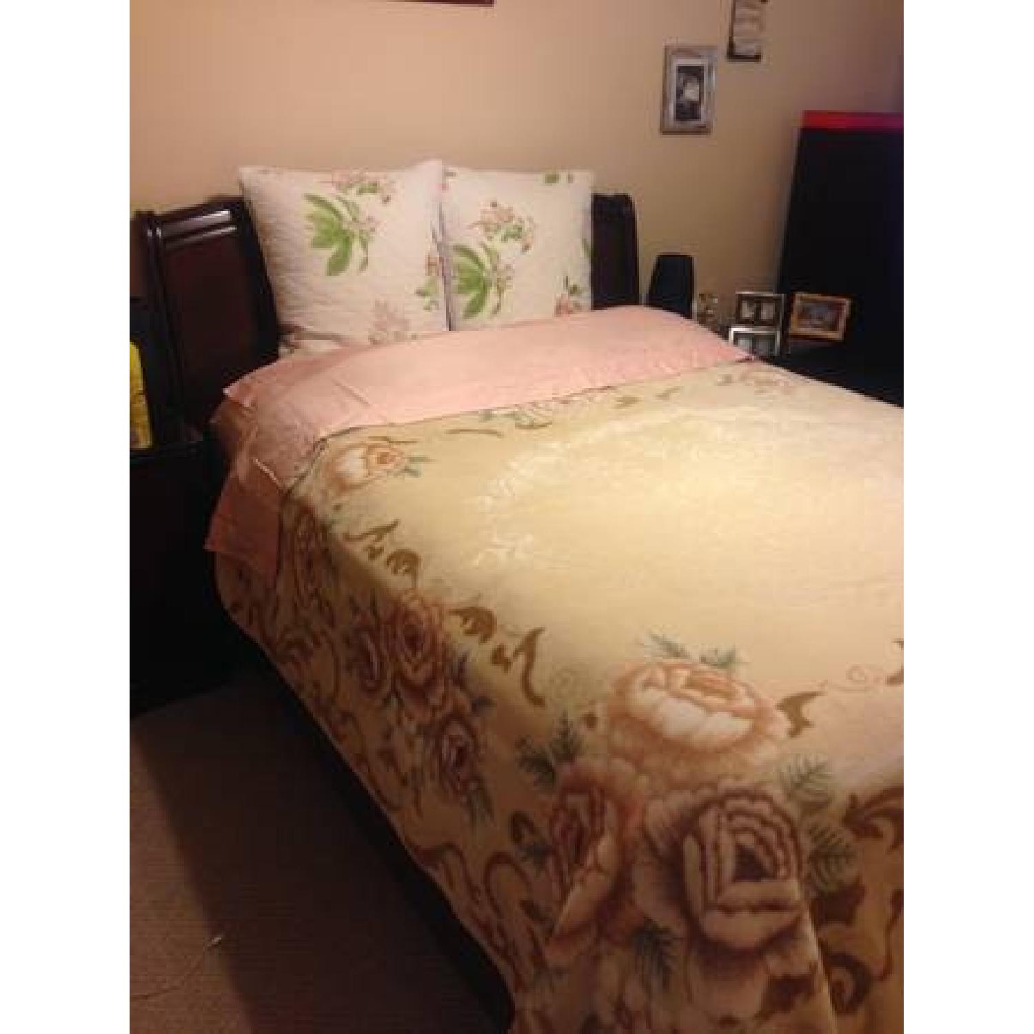 Beautiful 5 Piece Queen Wood Bedroom Set - image-5