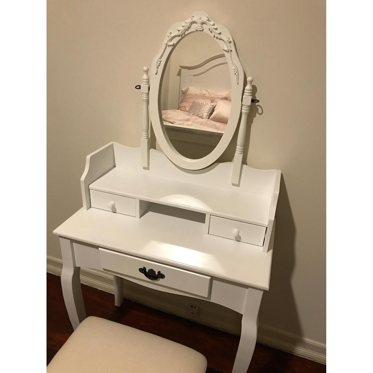 Roundhill Furniture Ribbon Wood Make-Up Vanity Table w/ Stool in White - image-9