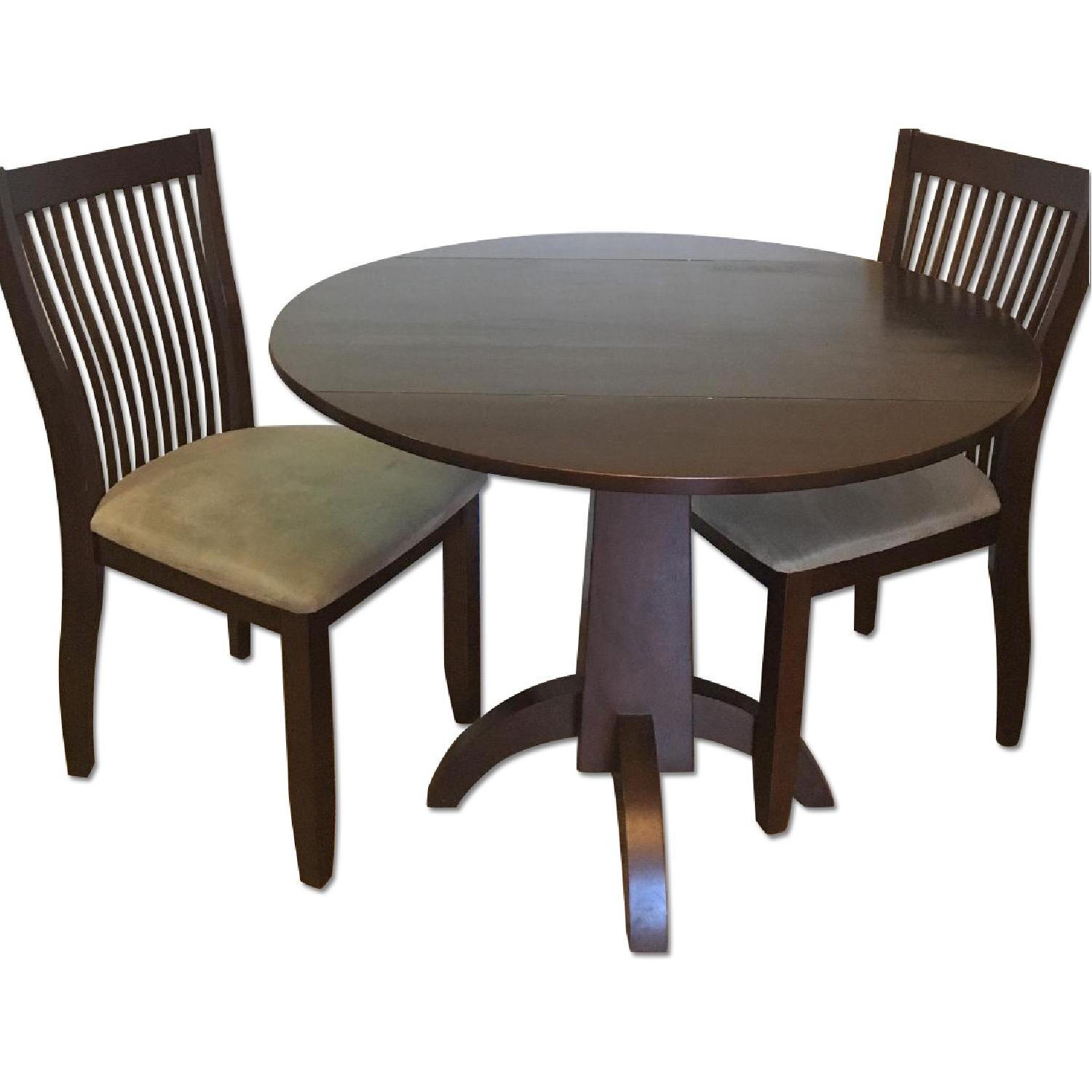 Round dining table (extendable) with matching chairs - AptDeco