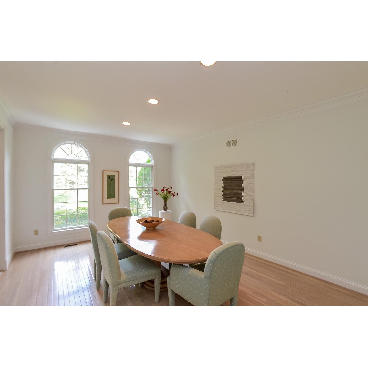 Extendable Dining Room Table w/ 6 Chairs - AptDeco