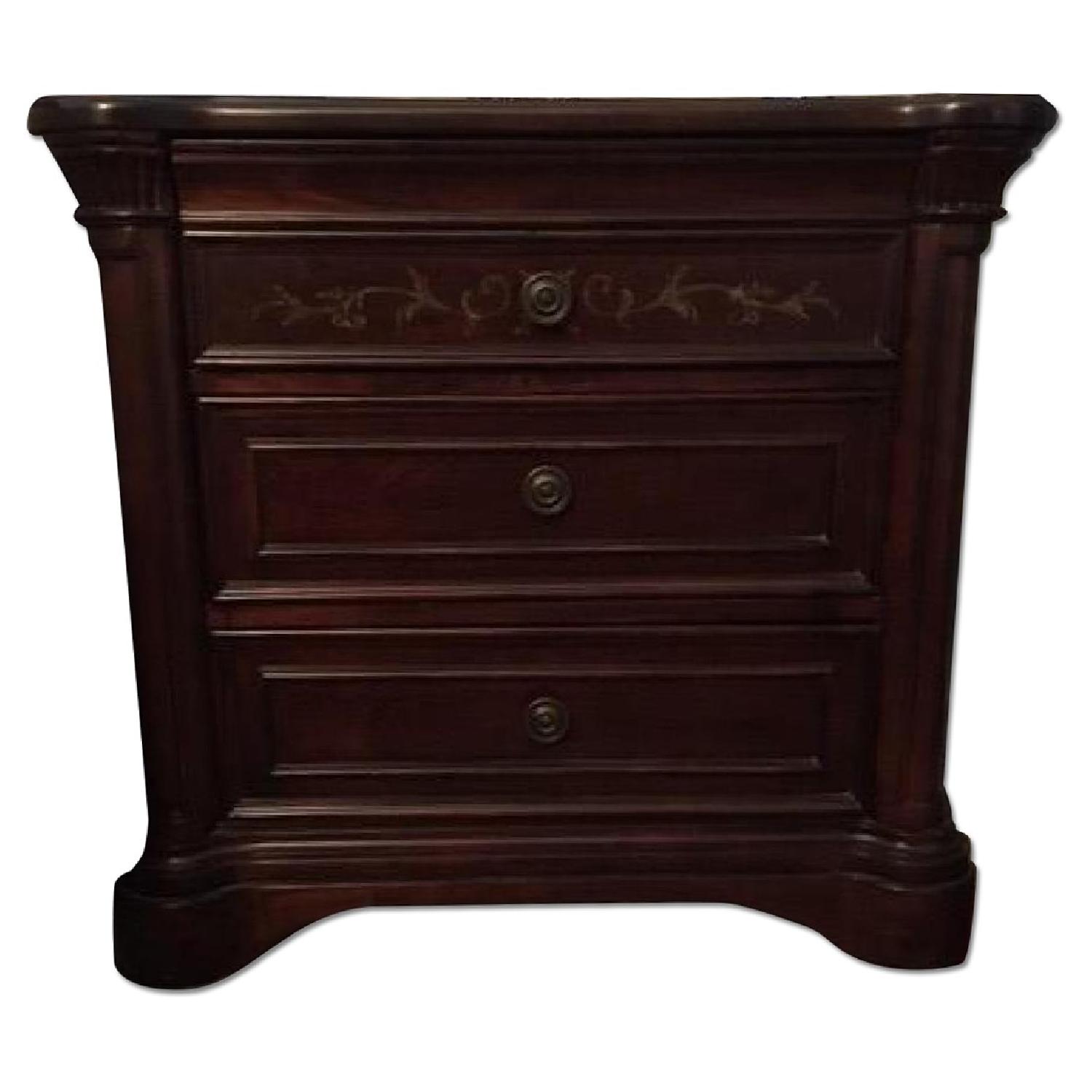 Bloomingdales 4 Piece Handpainted Wood King Size Bedroom Set - image-8