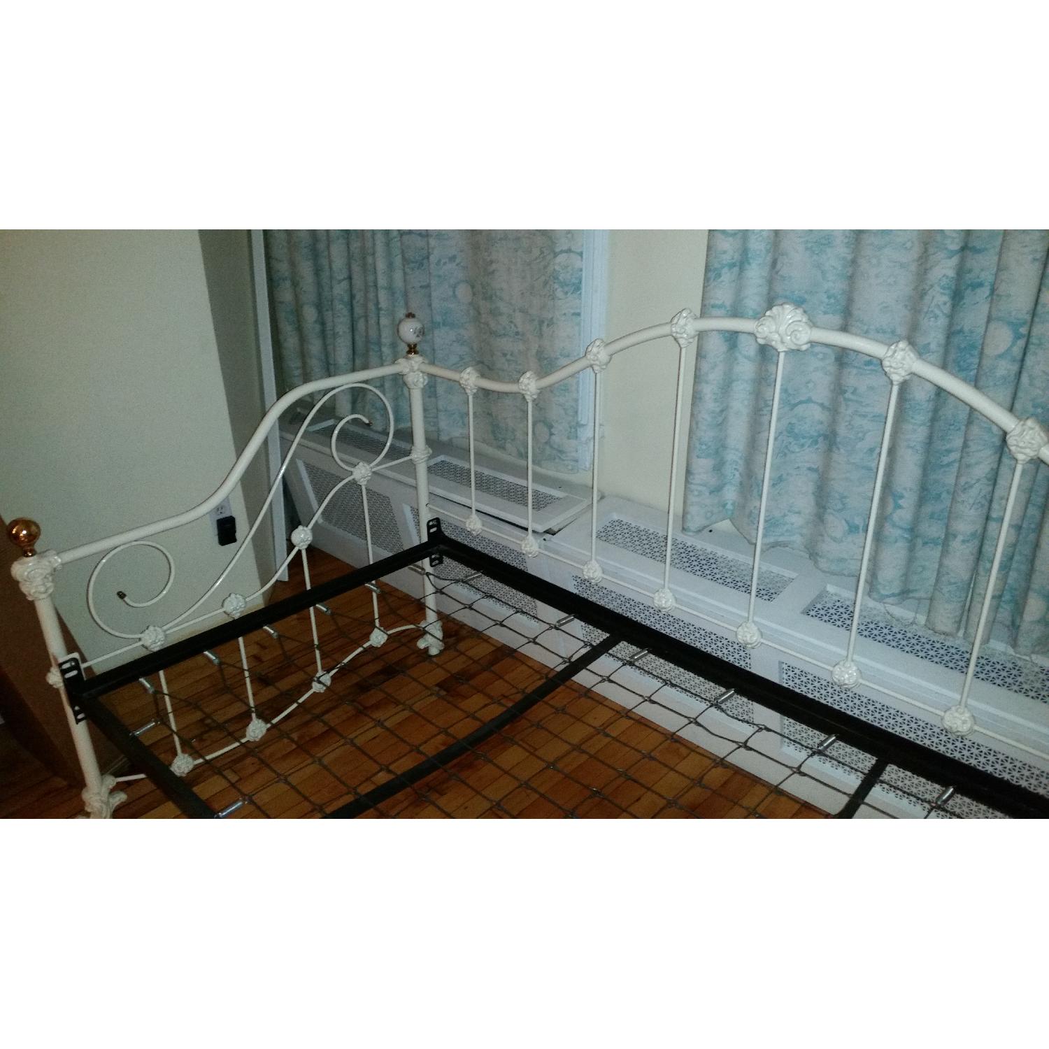 White Metal Day Bed - image-3