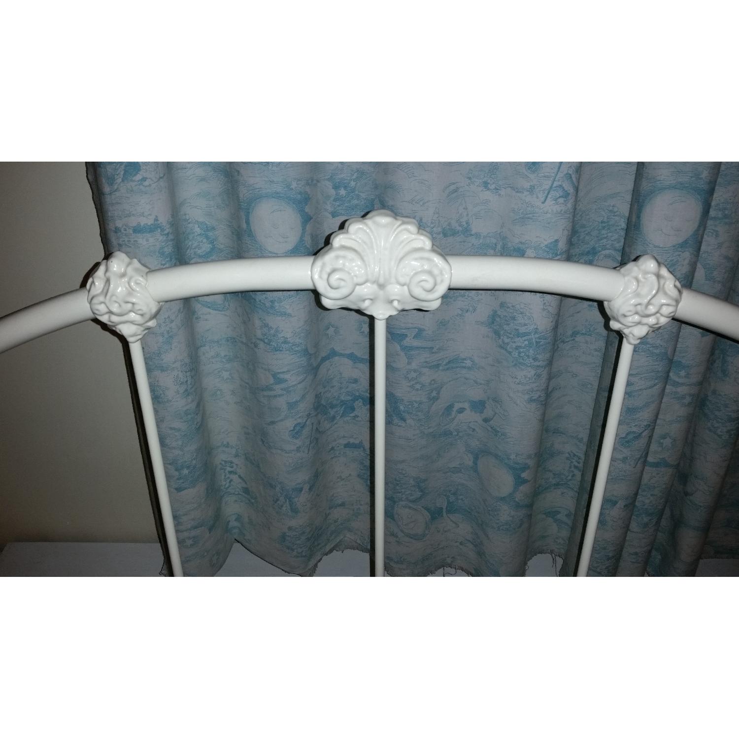 White Metal Day Bed - image-4