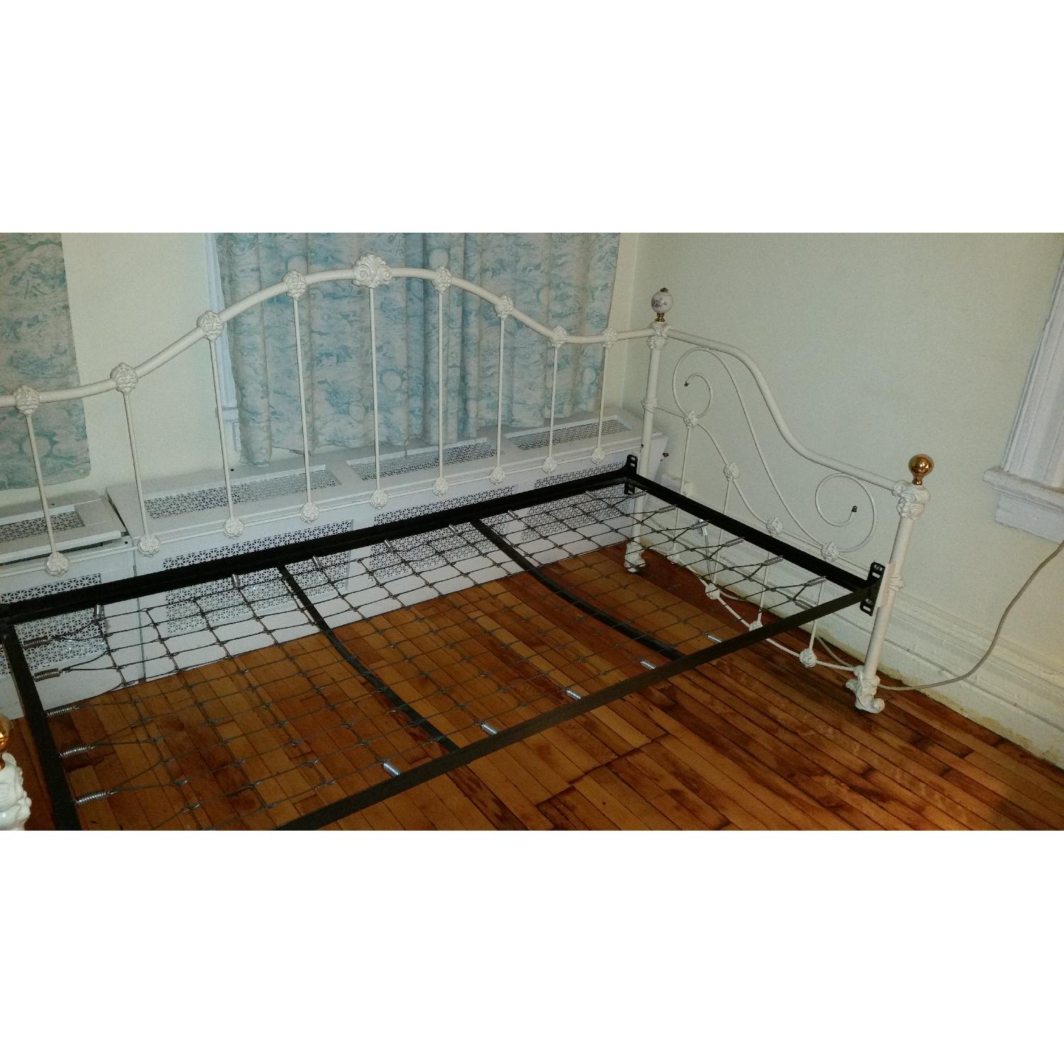 White Metal Day Bed - image-10