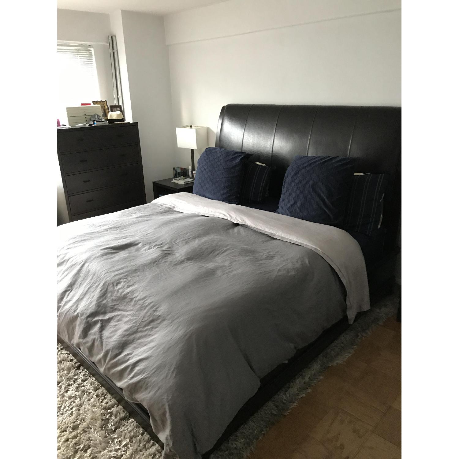 Bernhardt Belmont KingSize Leather Upholstered Platform Bed AptDeco