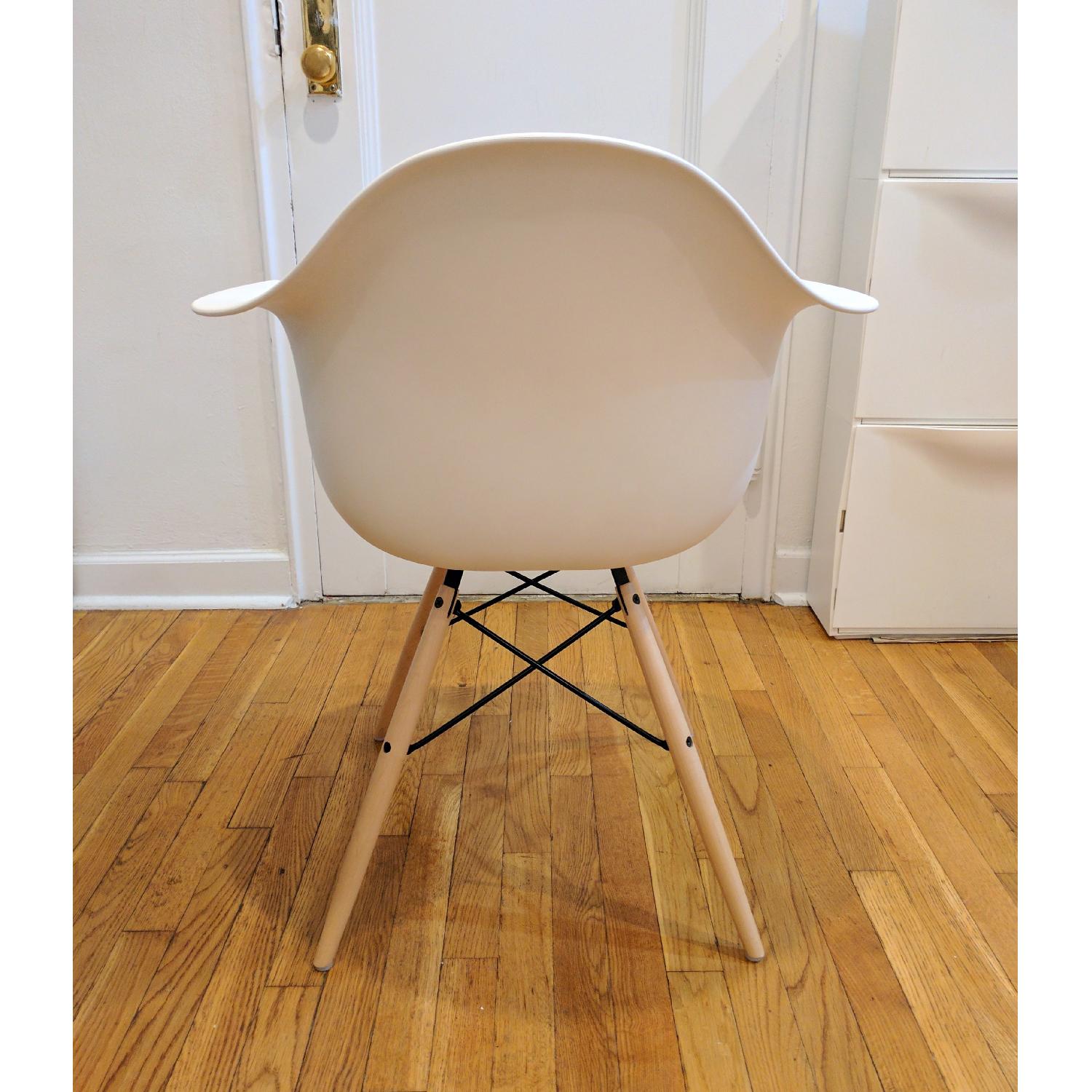 Herman Miller White Eames Plastic Molded Chair w/ Dowel Legs - image-4