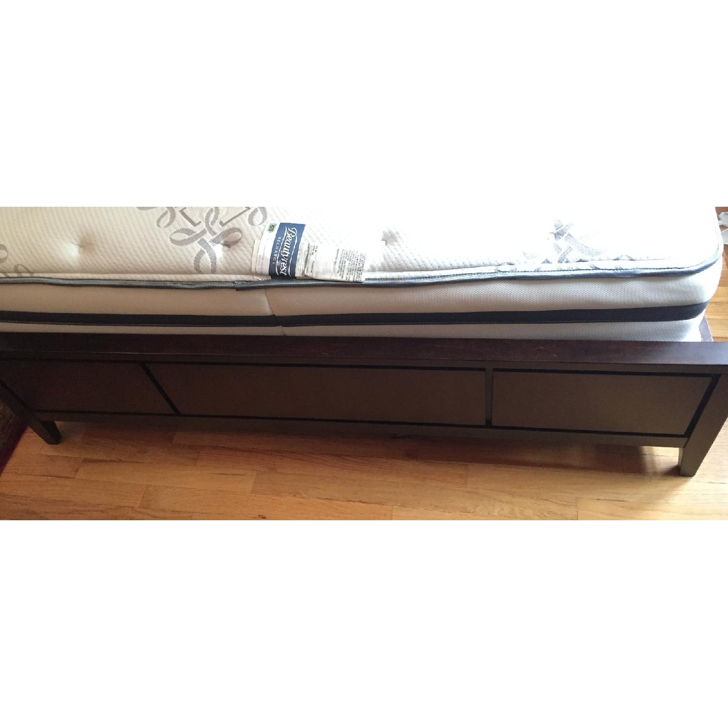 raymour-flanigan-queen-size-bed-aptdeco