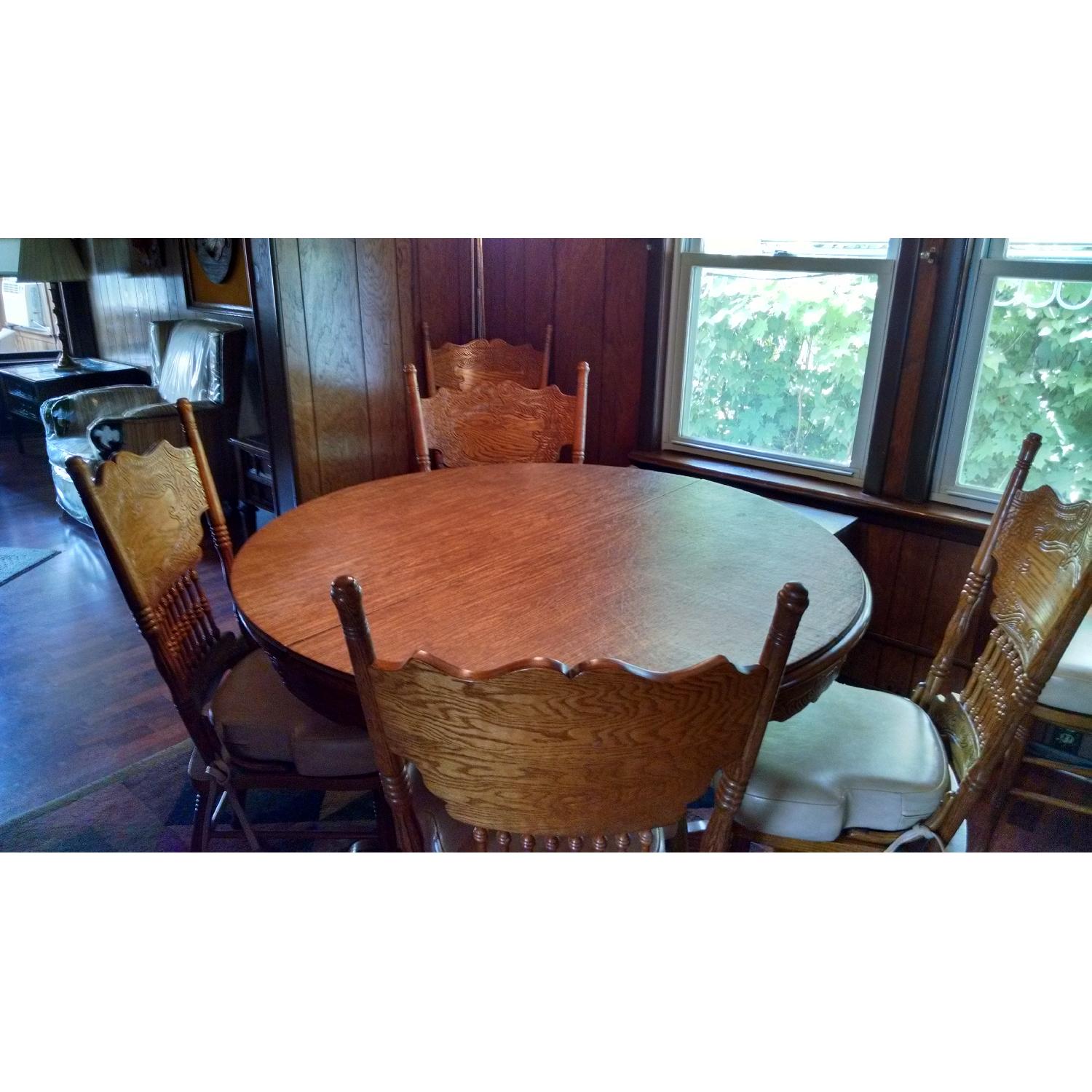 Oak Pedestal Table w/ 6 Chairs AptDeco