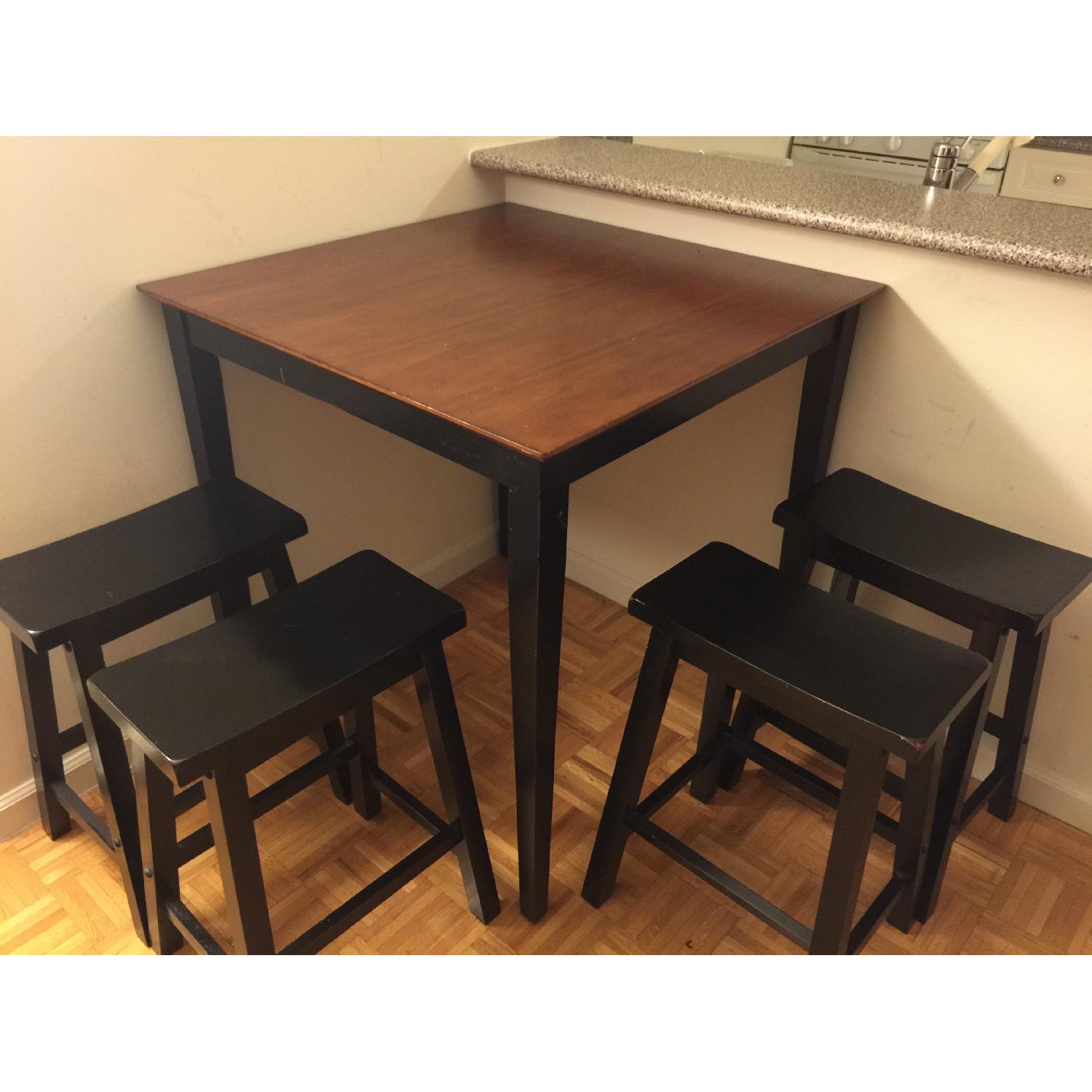 Raymour & Flanigan Table w/ 4 Stools AptDeco