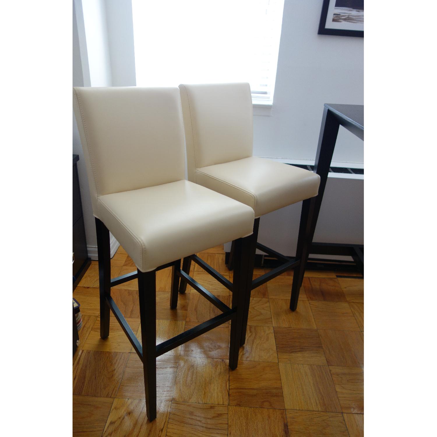 Crate & Barrel Triad High Dining Table w/ 4 Lowe Barstool Chairs AptDeco