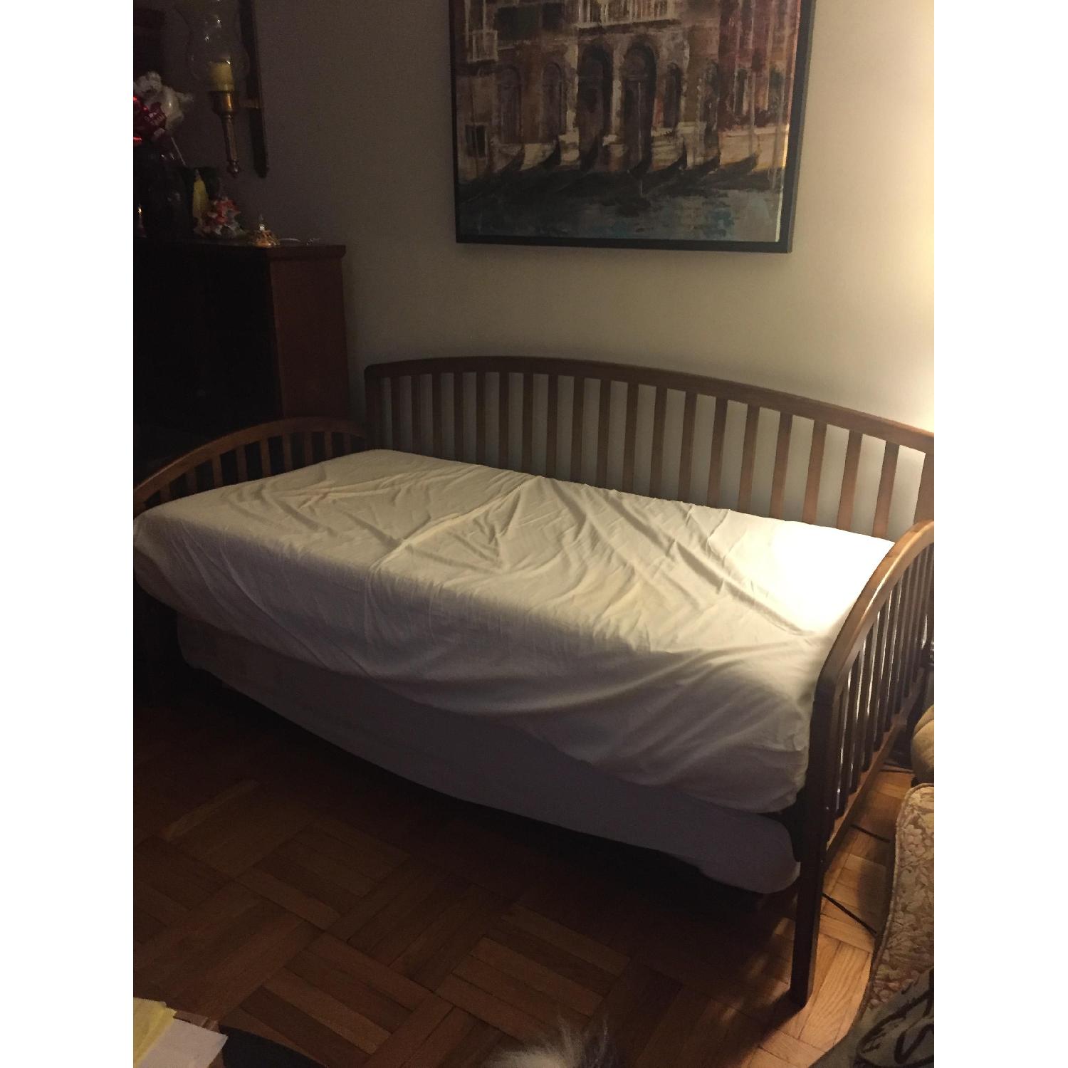 Sleepy's Day Bed w /Trundle - image-1