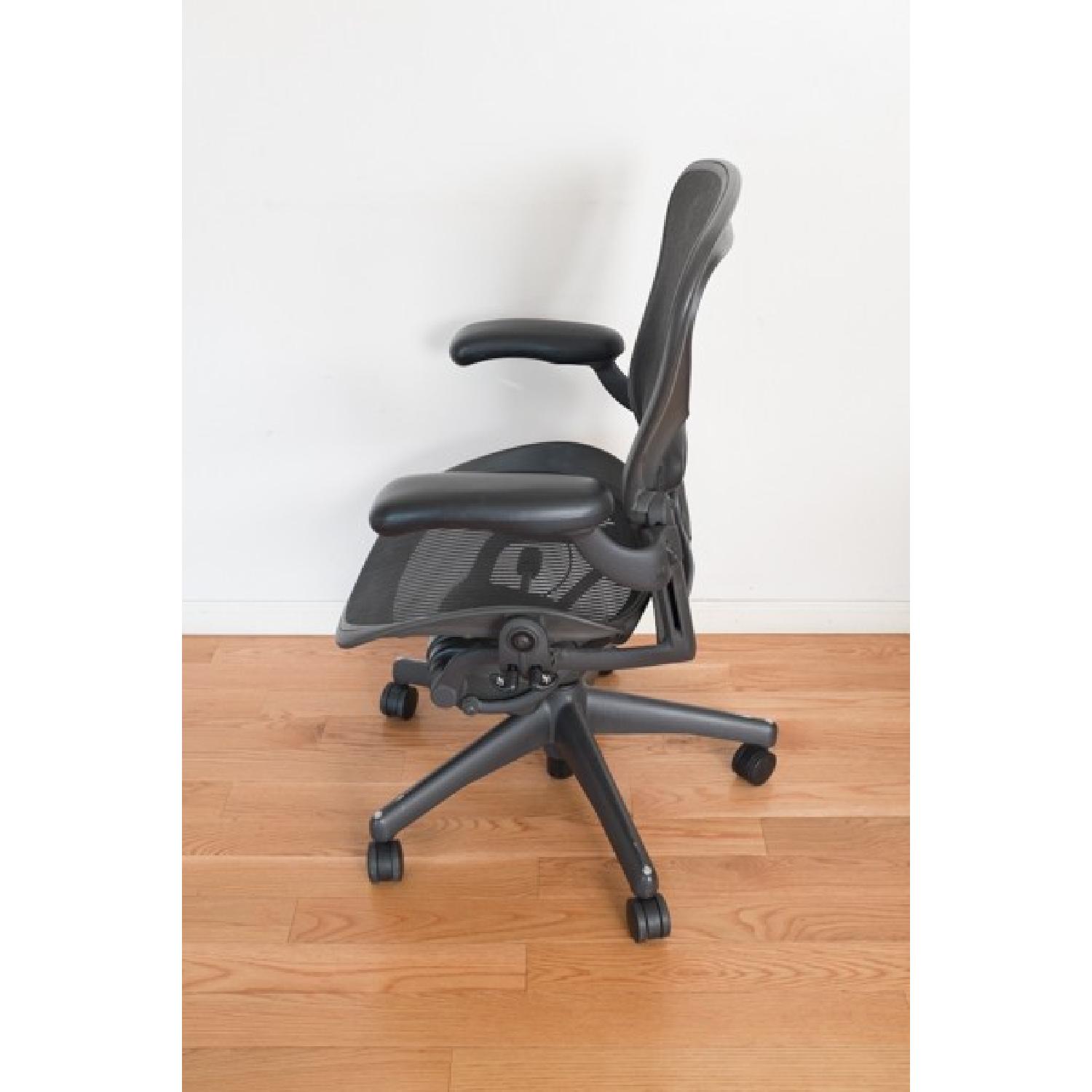 Herman Miller Aeron Office Chair Size B - image-1