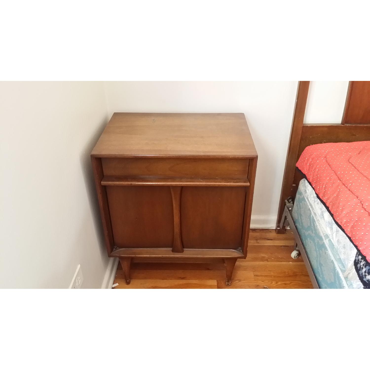 Mid Century Modern 5 Piece Bedroom Set - image-4