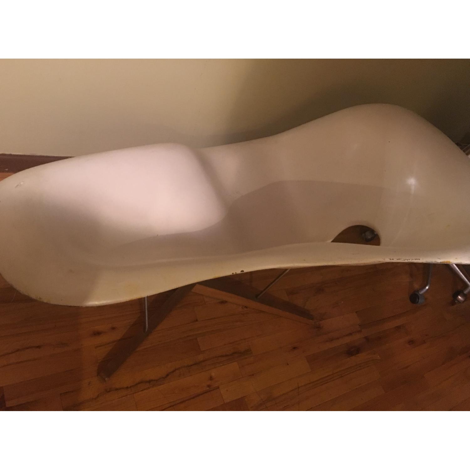 White on White Furniture Le Corbusier Lounge Chair Replica - image-5
