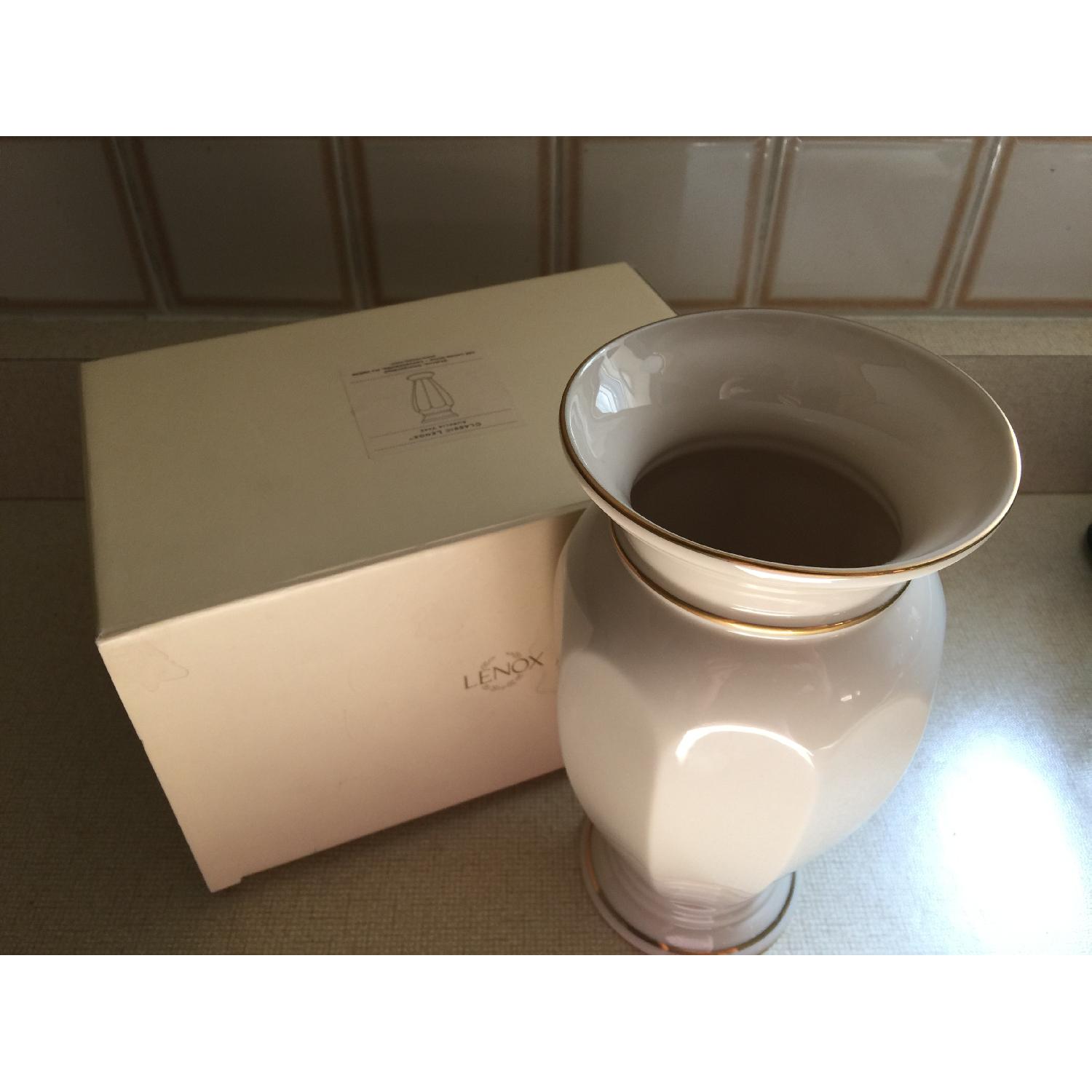 Classic Lenox Aurelia Vase - image-3