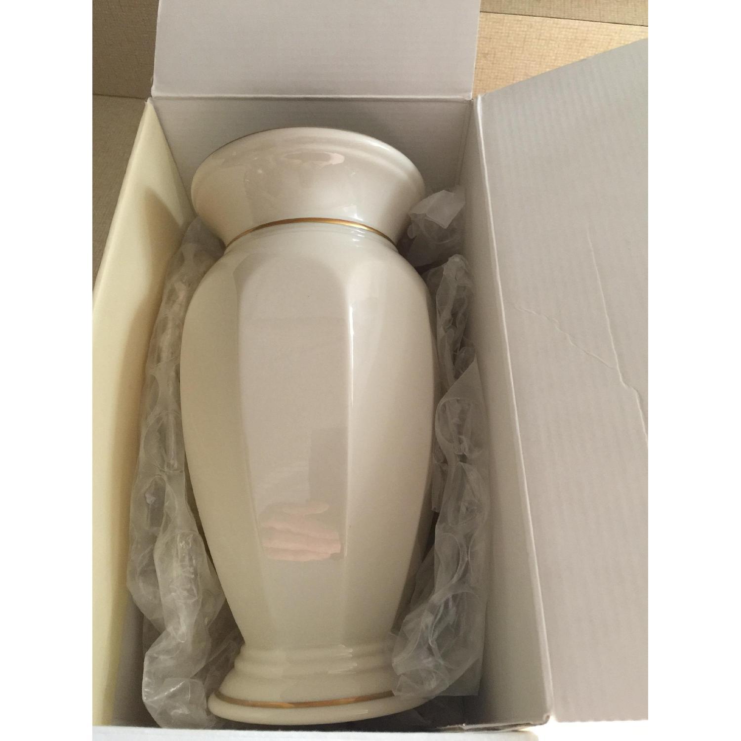 Classic Lenox Aurelia Vase - image-4