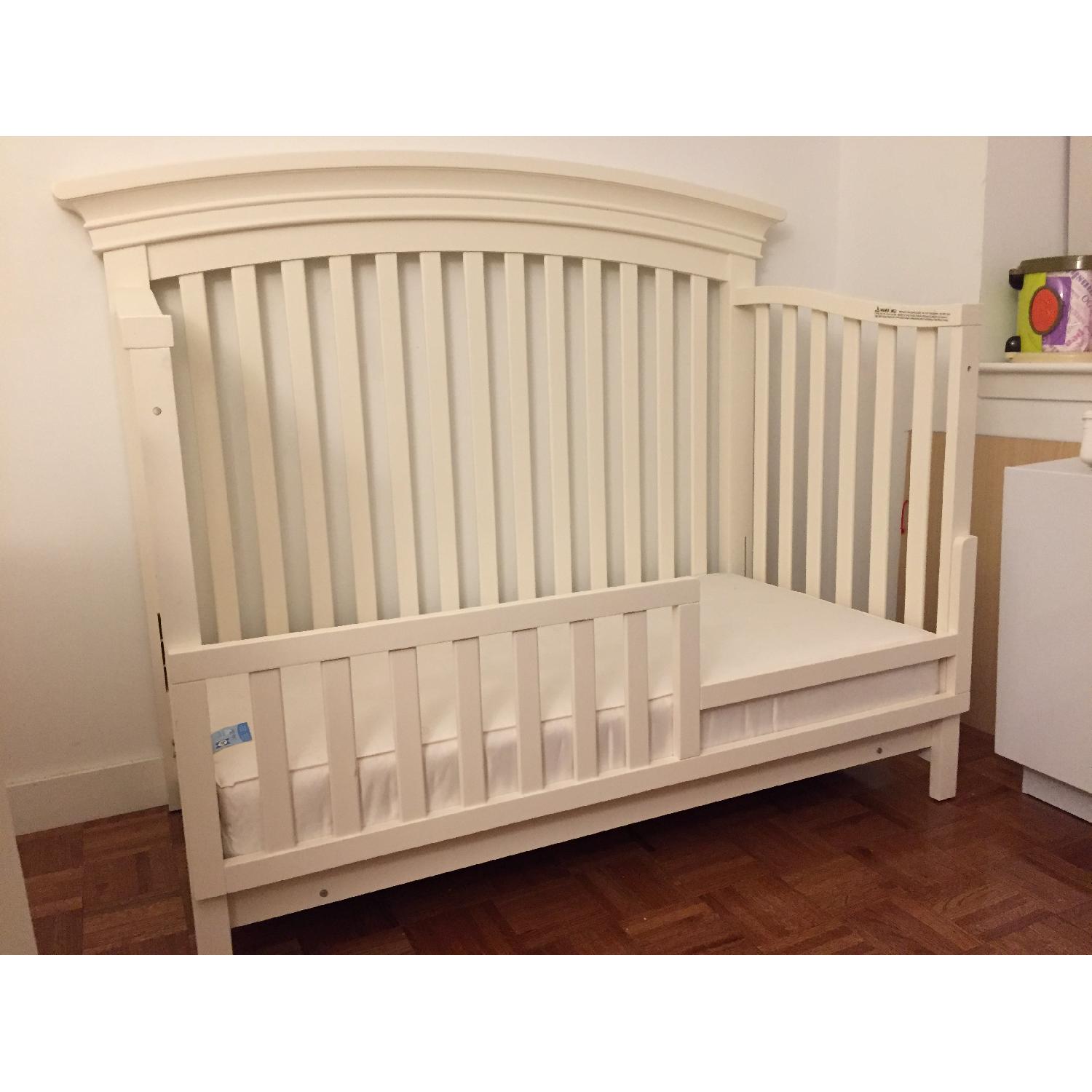 Sorelle Verona 4 in 1 Convertible Crib w/ Railing in French White - image-7