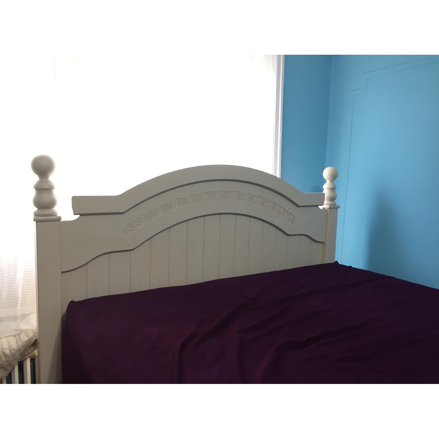 Ashley Signature Design Cottage Retreat Queen Cream Poster Bed - image-3