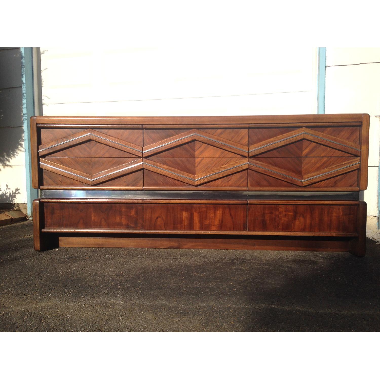 Pulaski Furniture Mid-Century Diamond Front Nine Drawer Dresser - image-4