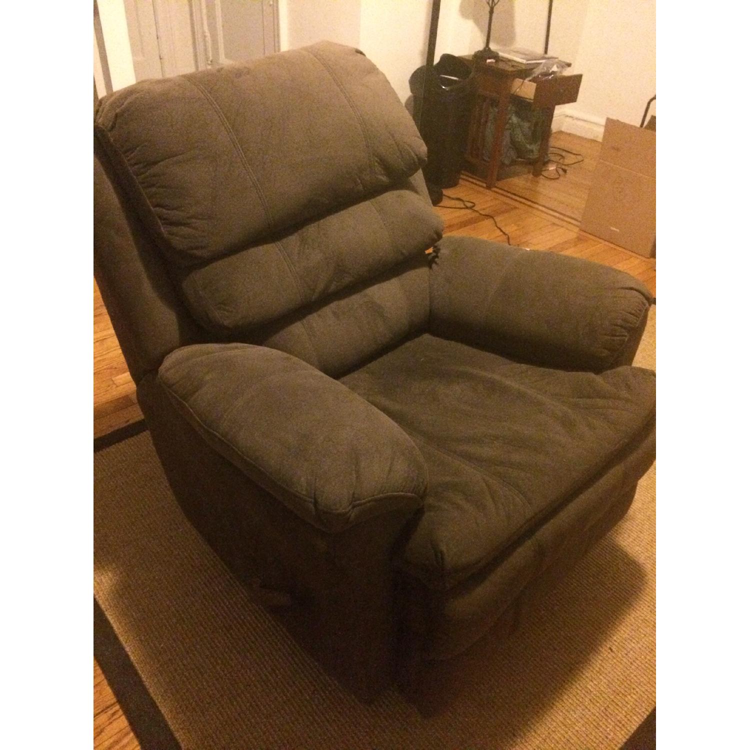 Bob's Swivel Recliner AptDeco