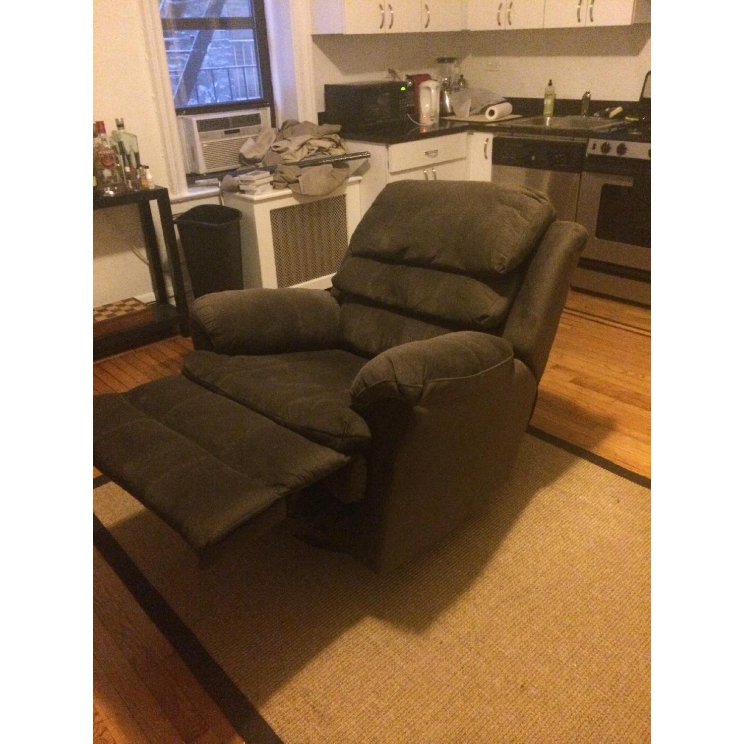 Bob's Swivel Recliner AptDeco