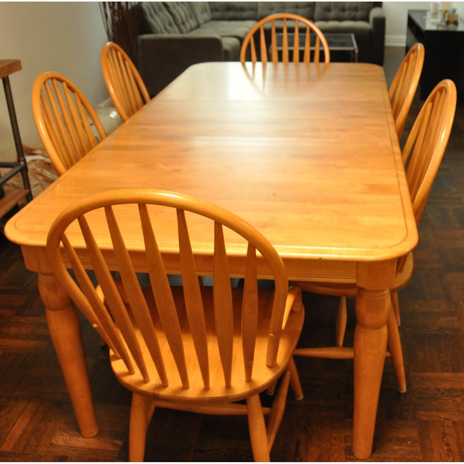 Stanley Furniture Extendable Dining Room Table w/ 6 Chairs AptDeco