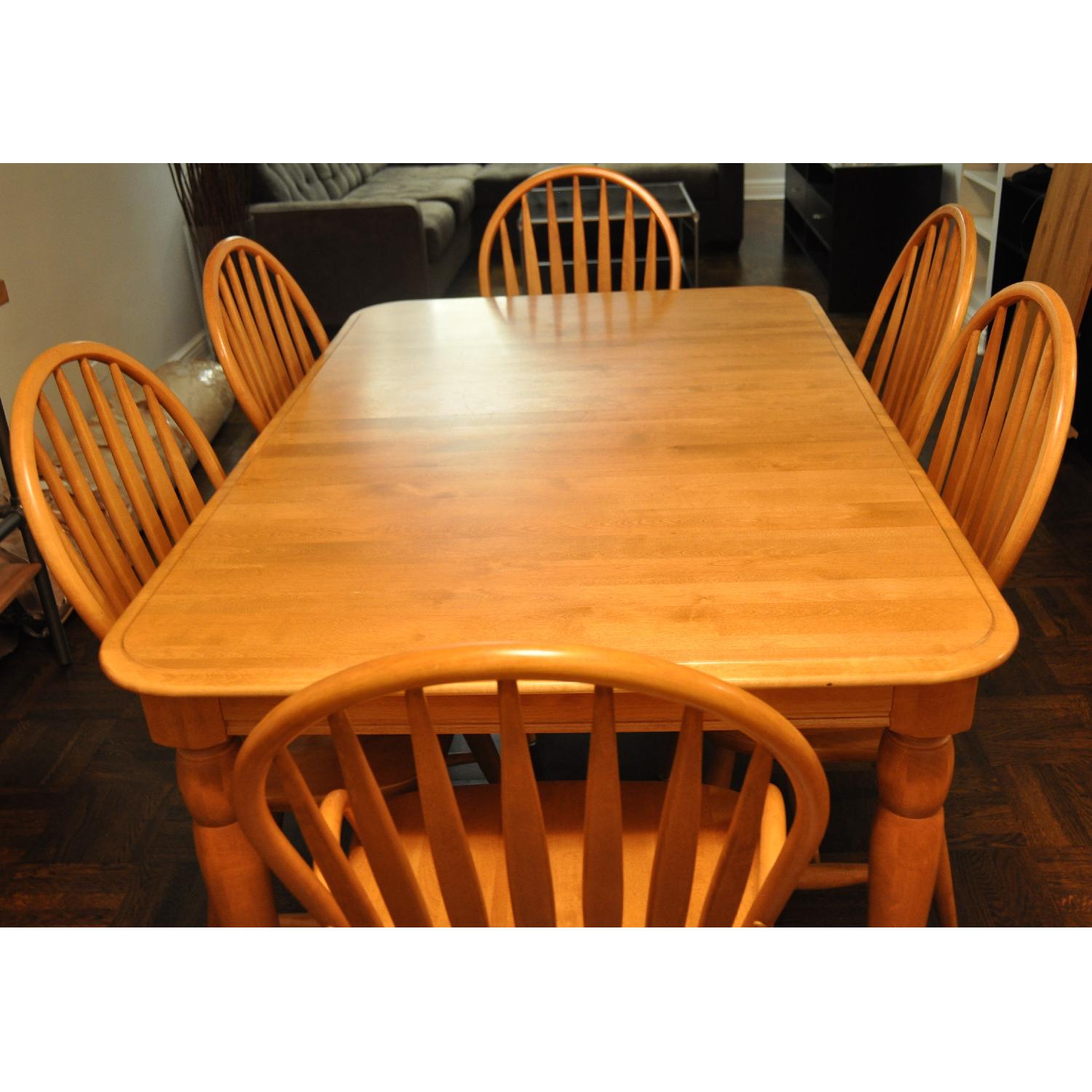 Stanley Furniture Extendable Dining Room Table w/ 6 Chairs AptDeco