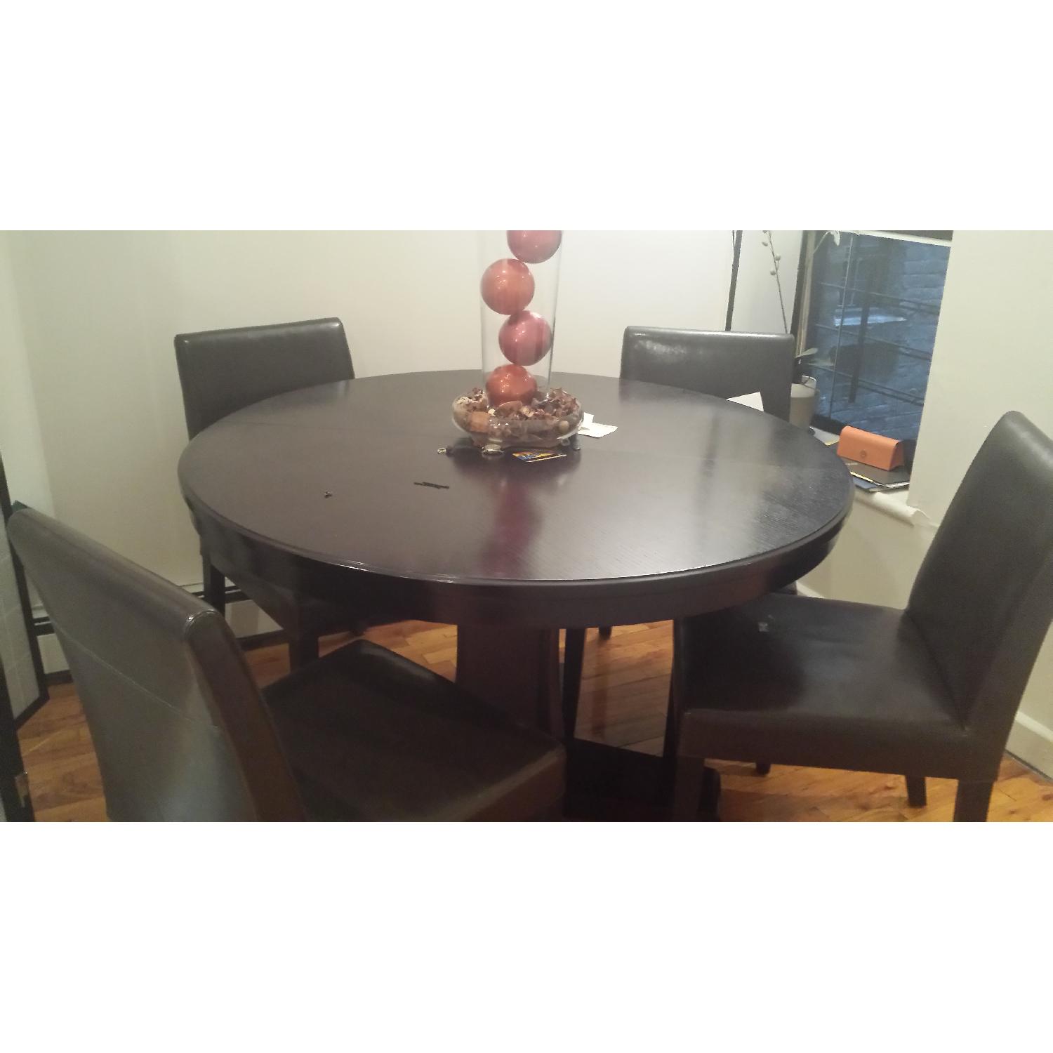 Crate & Barrel Round Dining Table w/ 4 Chairs AptDeco