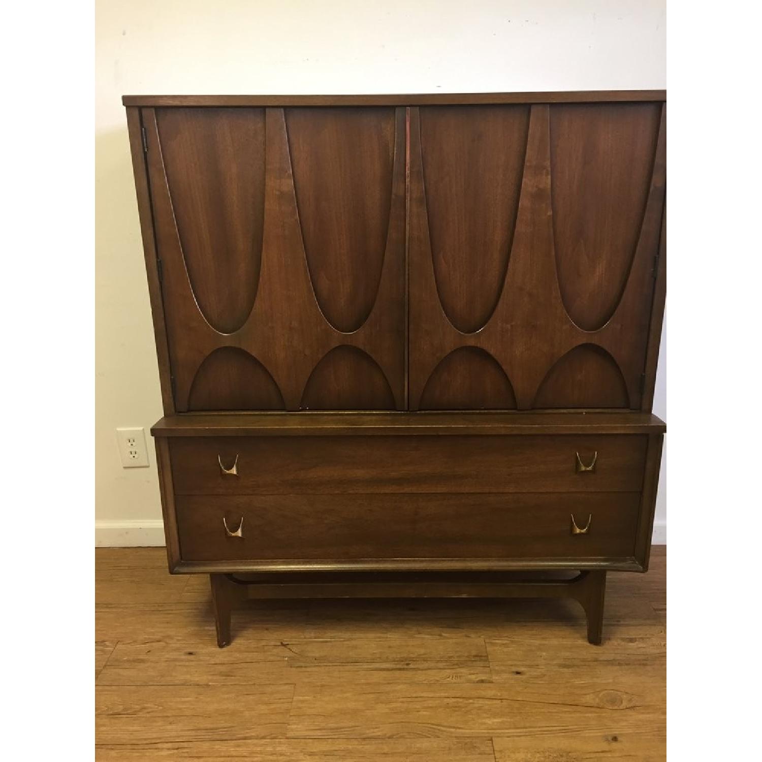 Broyhill Brasilia Gentleman's Door Chest - image-5