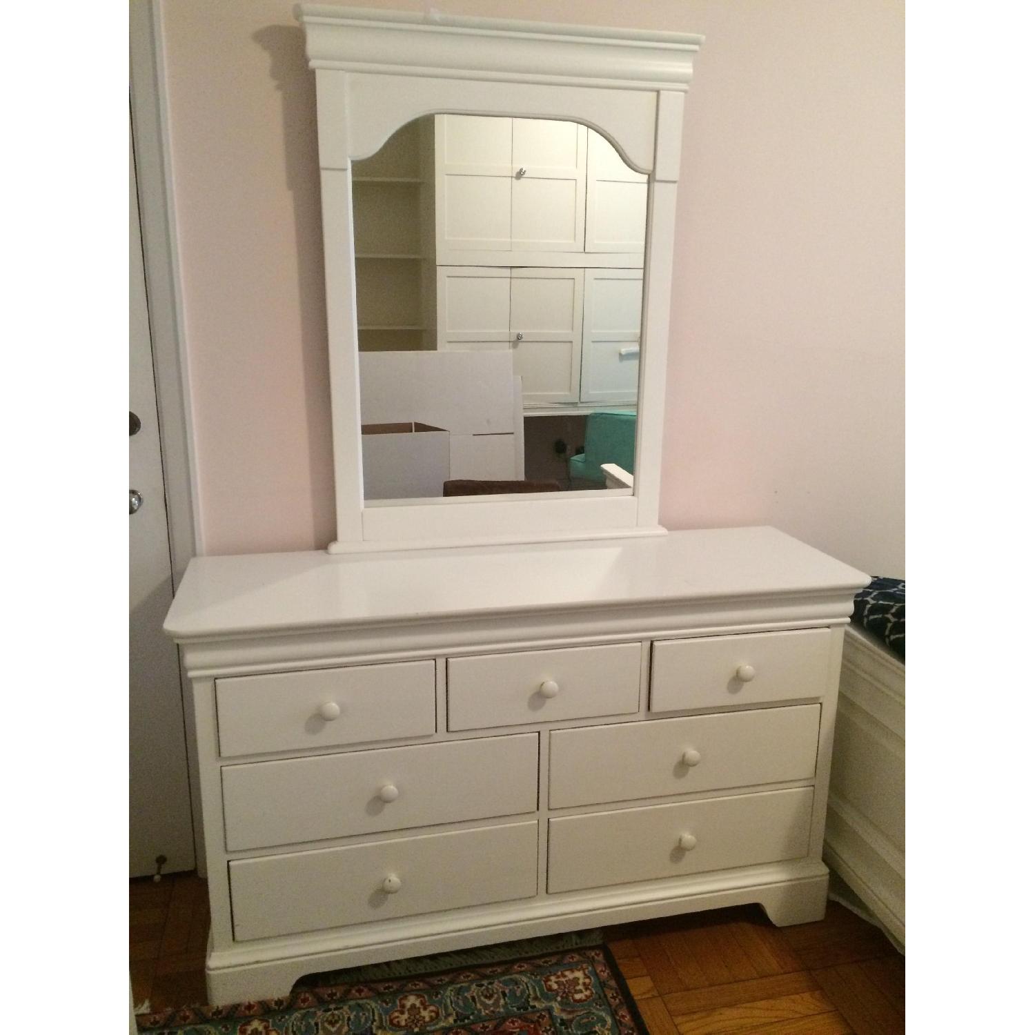 Raymour & Flanigan White 3Piece Full Size Bedroom Set AptDeco