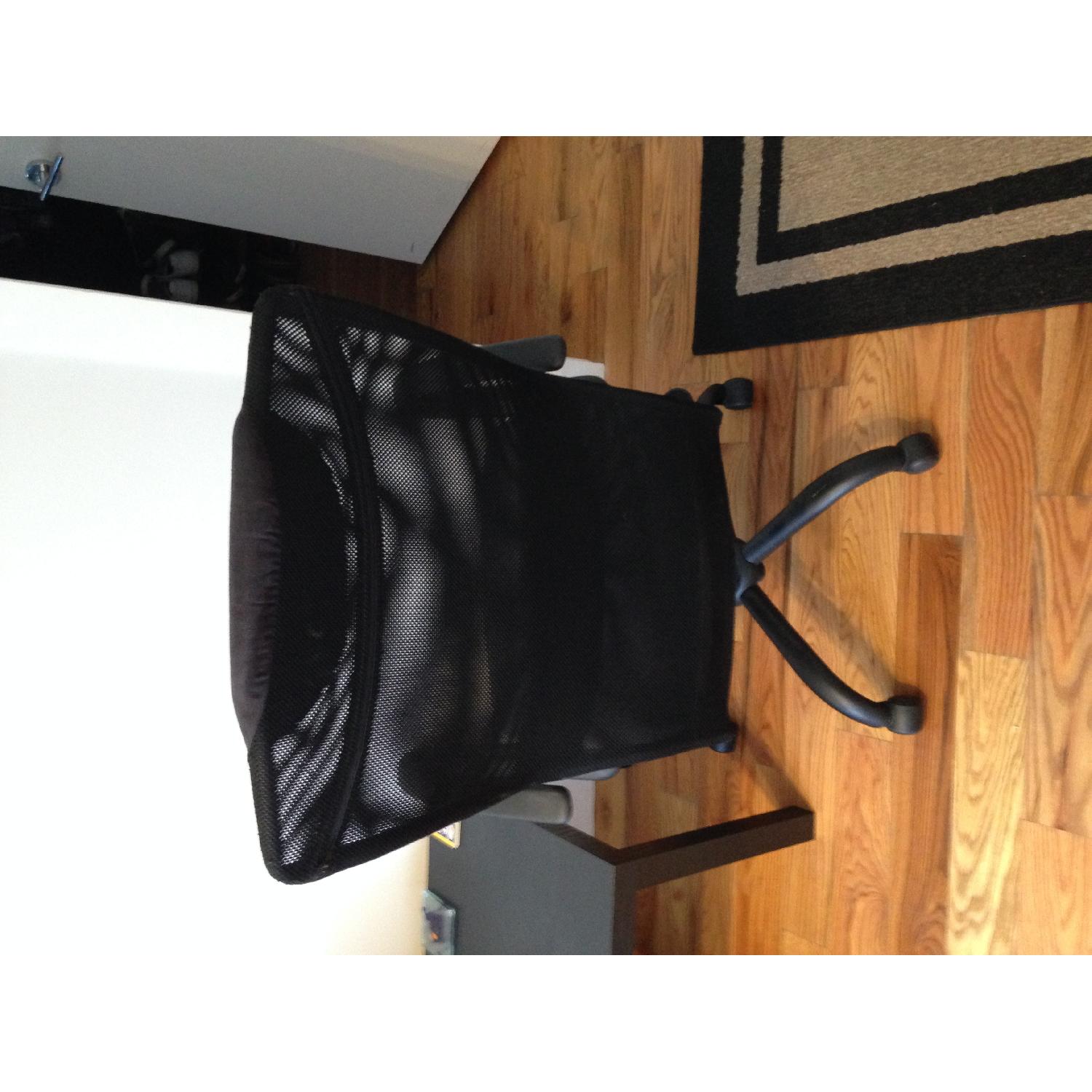 Staples Vocazo Mesh Manager's Chair - image-1