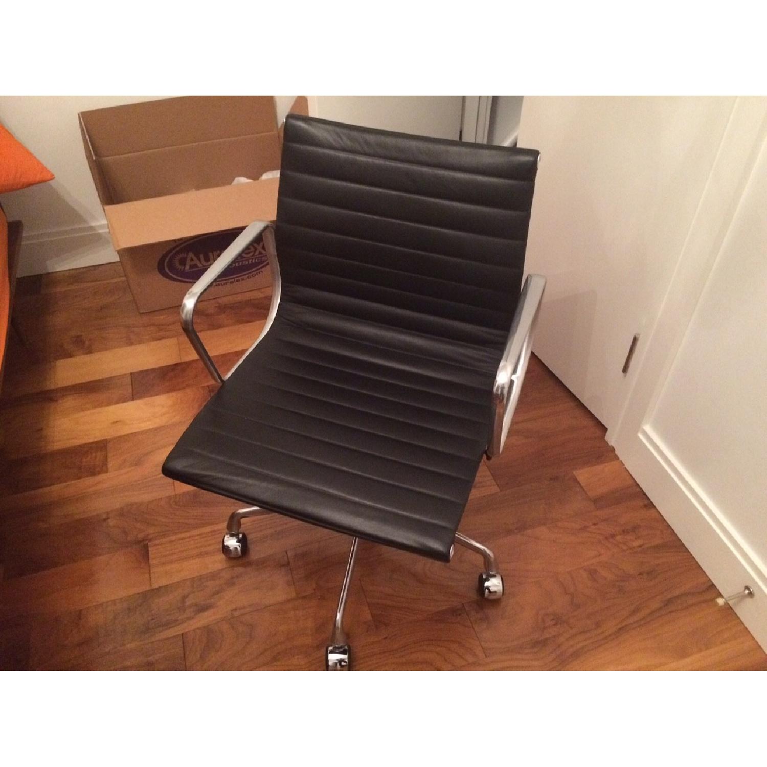 Eames Aluminum Group Management Chair with Pneumatic Lift - image-3