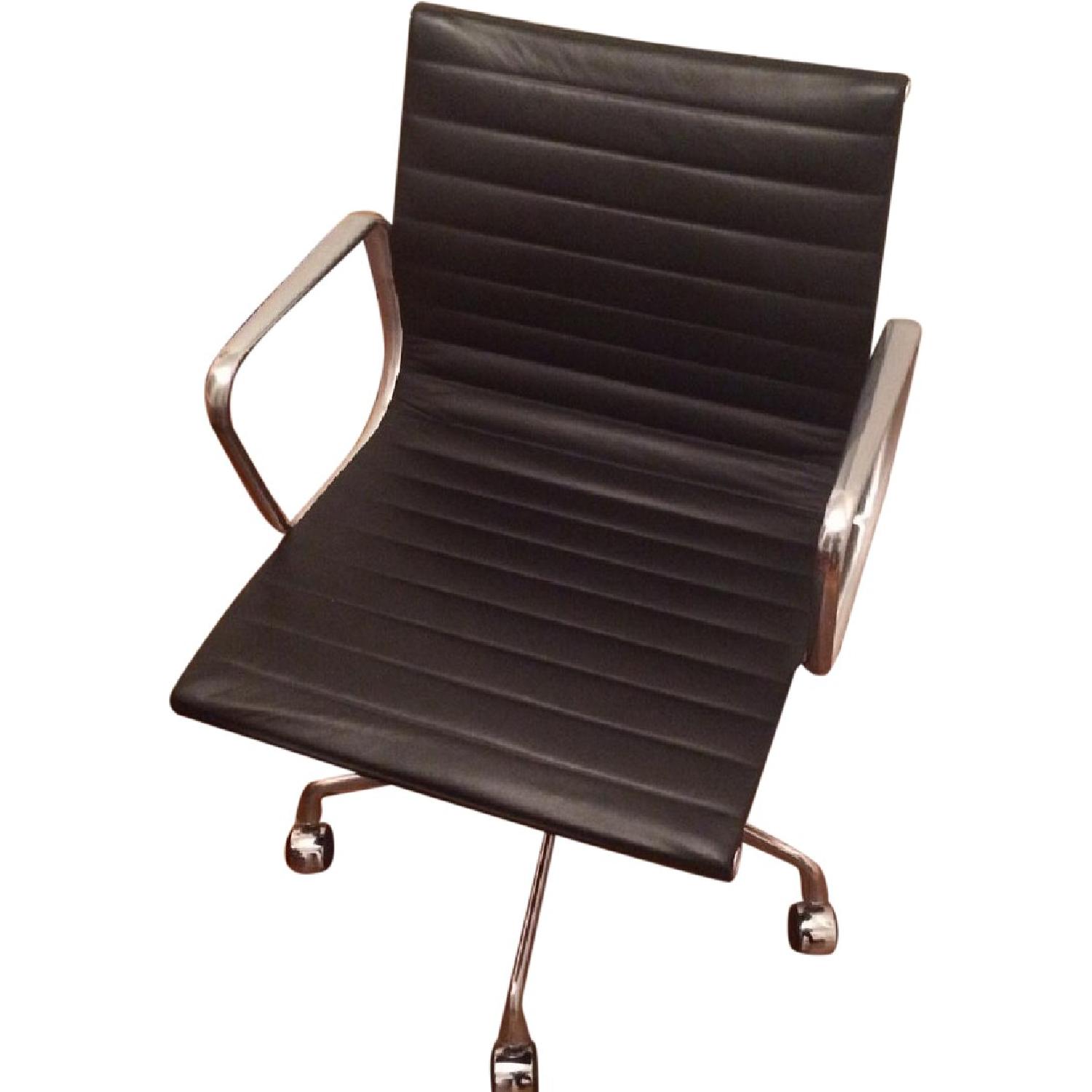 Eames Aluminum Group Management Chair with Pneumatic Lift - image-0