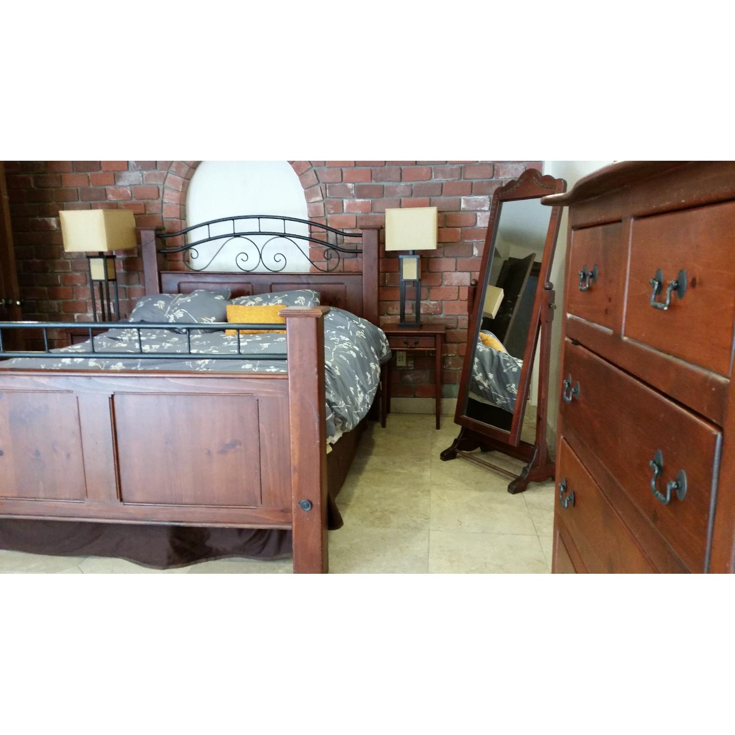 Southern Craftsmen's Guild Hand-Made Queen Size Bedroom Set - image-10