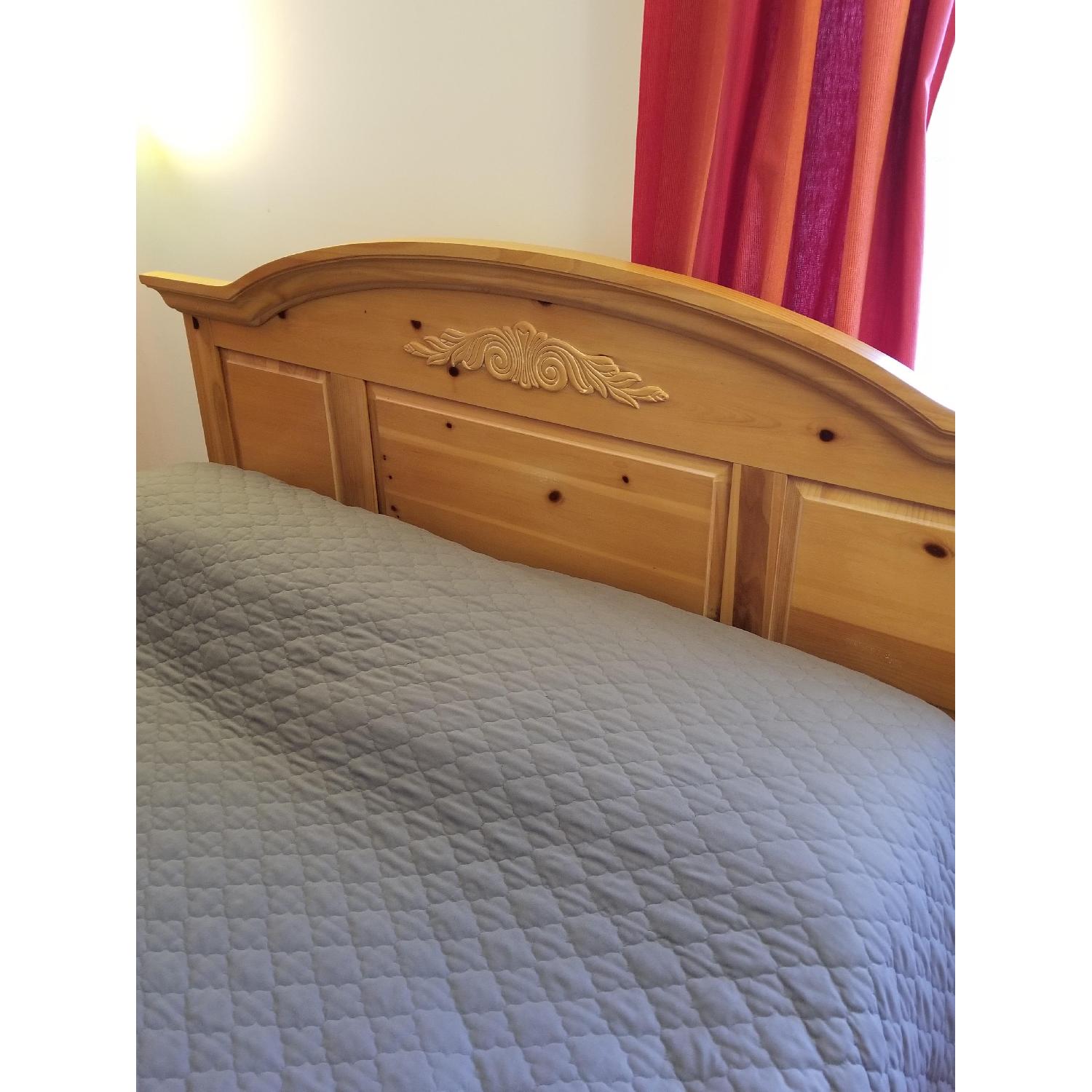 Broyhill Furniture Queen Size Bed Frame - image-2