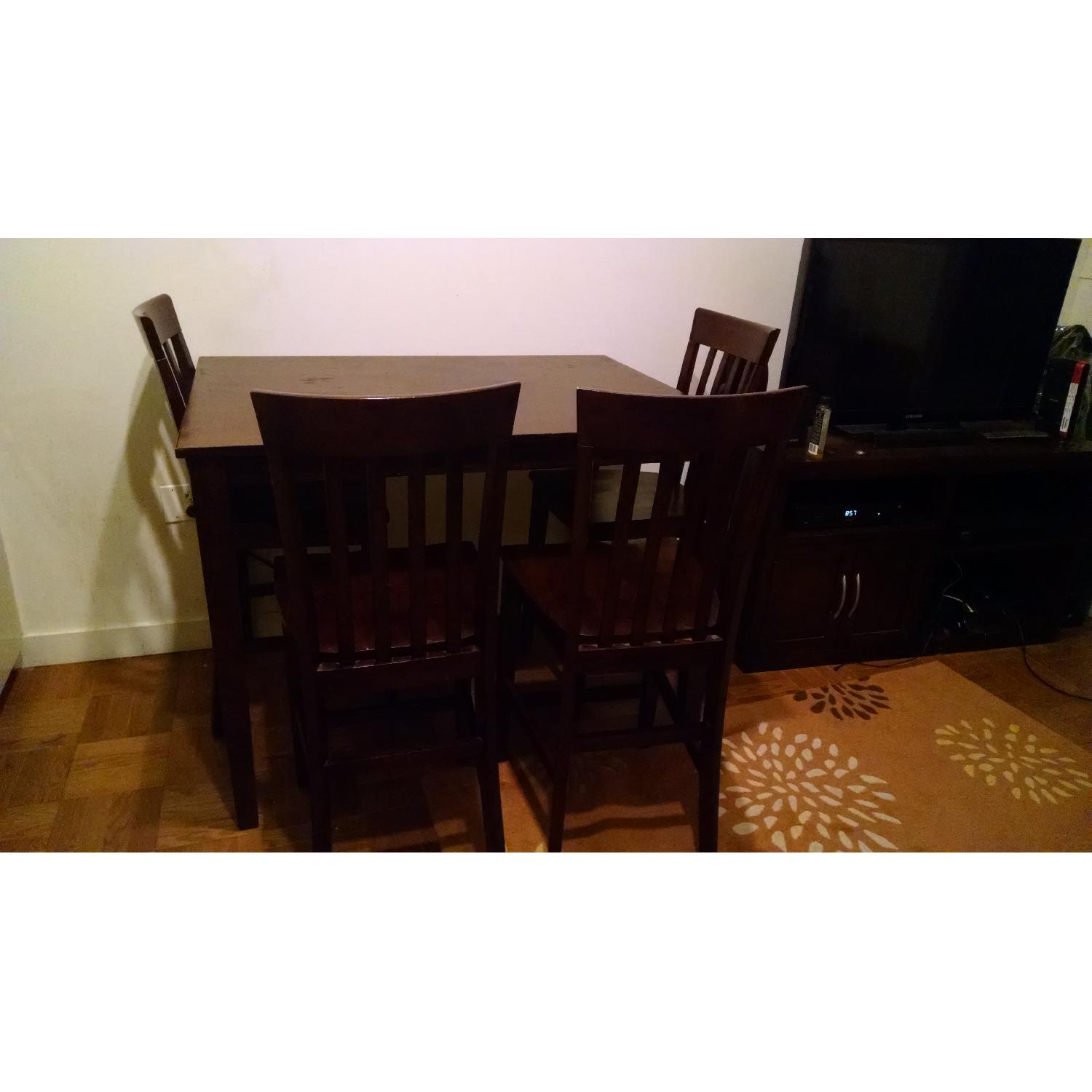 Raymour & Flanigan Dining Table w/ 4 High Chairs AptDeco