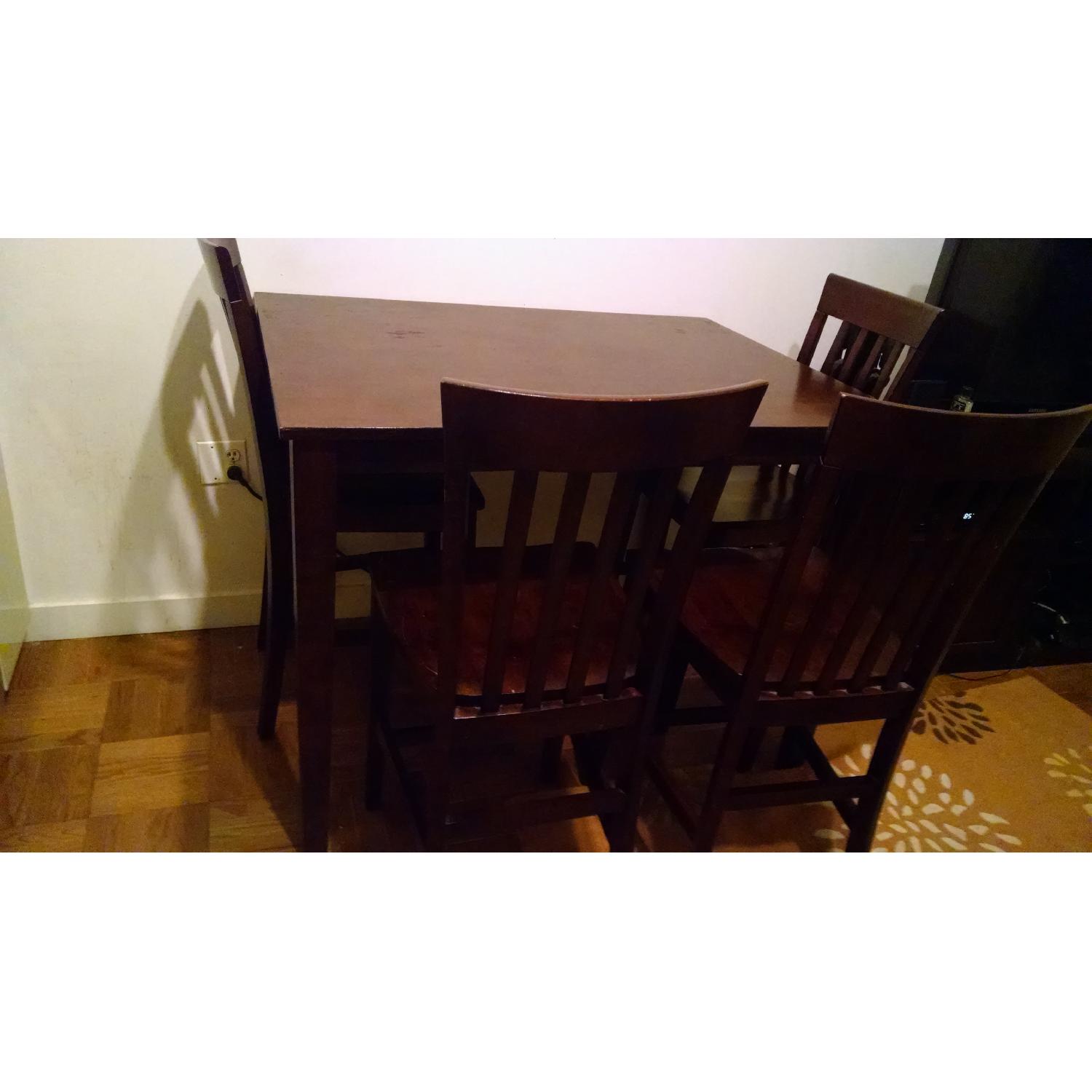 Raymour & Flanigan Dining Table w/ 4 High Chairs AptDeco