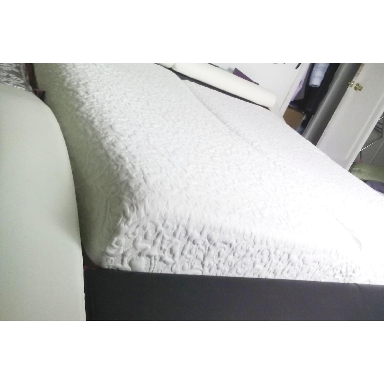 Black & White Leatherette Modern Bed - image-6