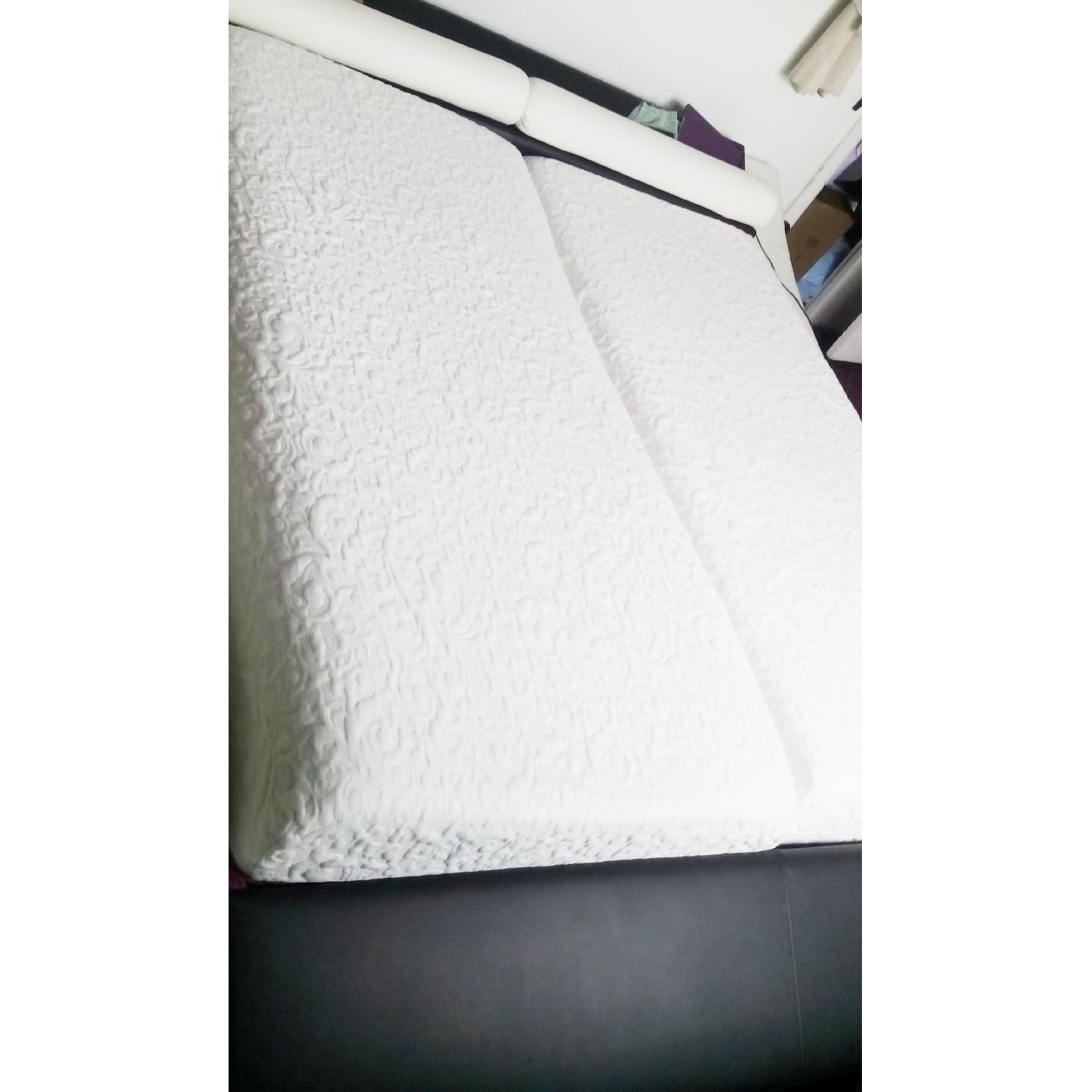 Black & White Leatherette Modern Bed - image-9