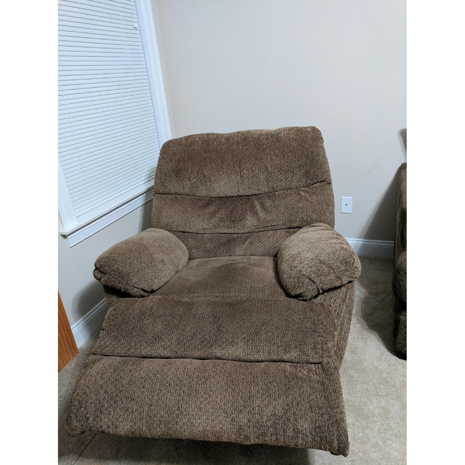 Bob's Manual Recliner - image-1