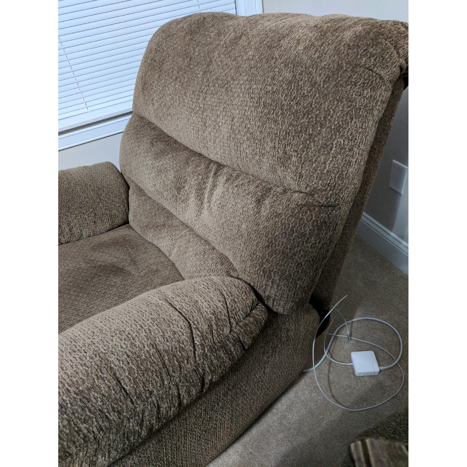 Bob's Manual Recliner - image-2