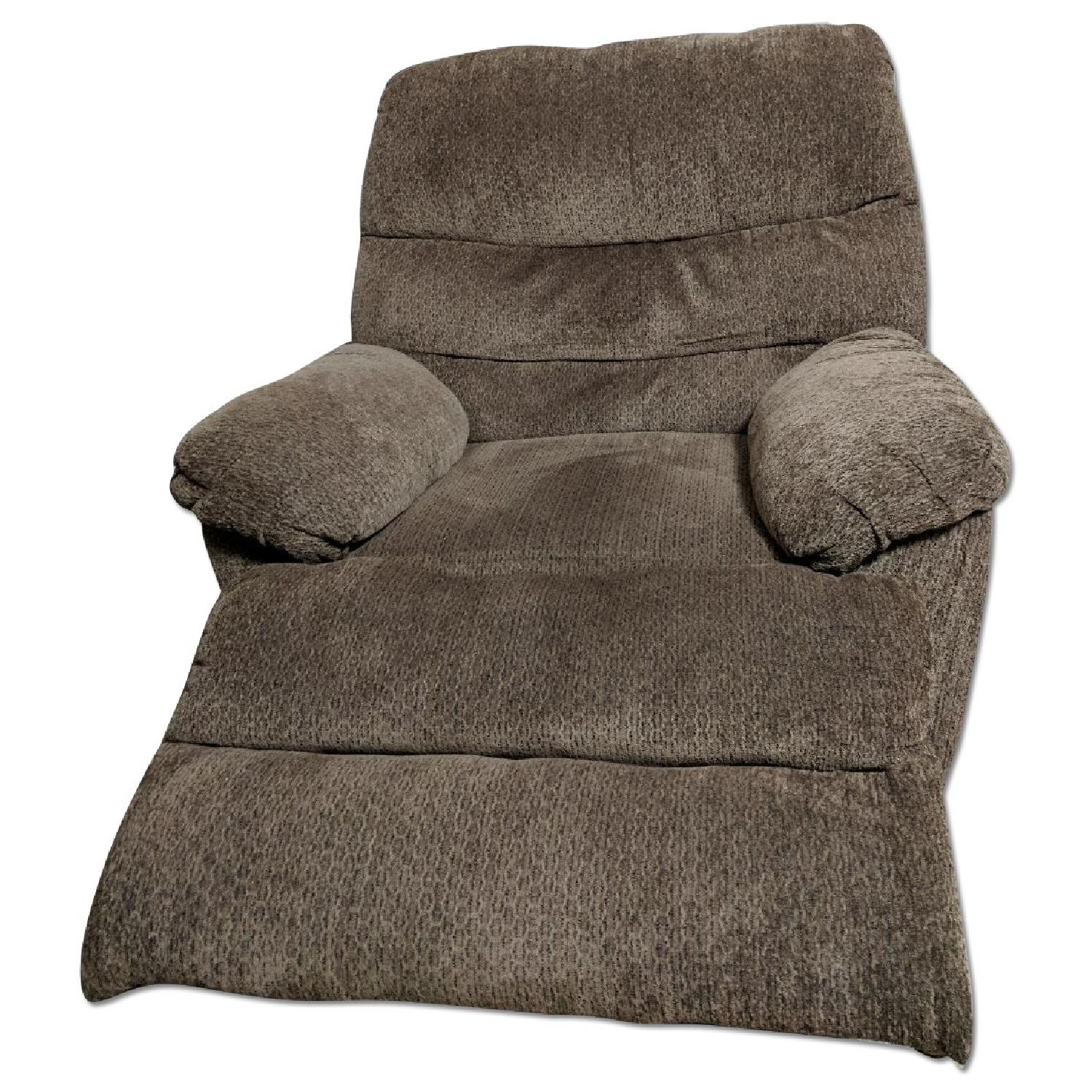 Bob's Manual Recliner - image-0