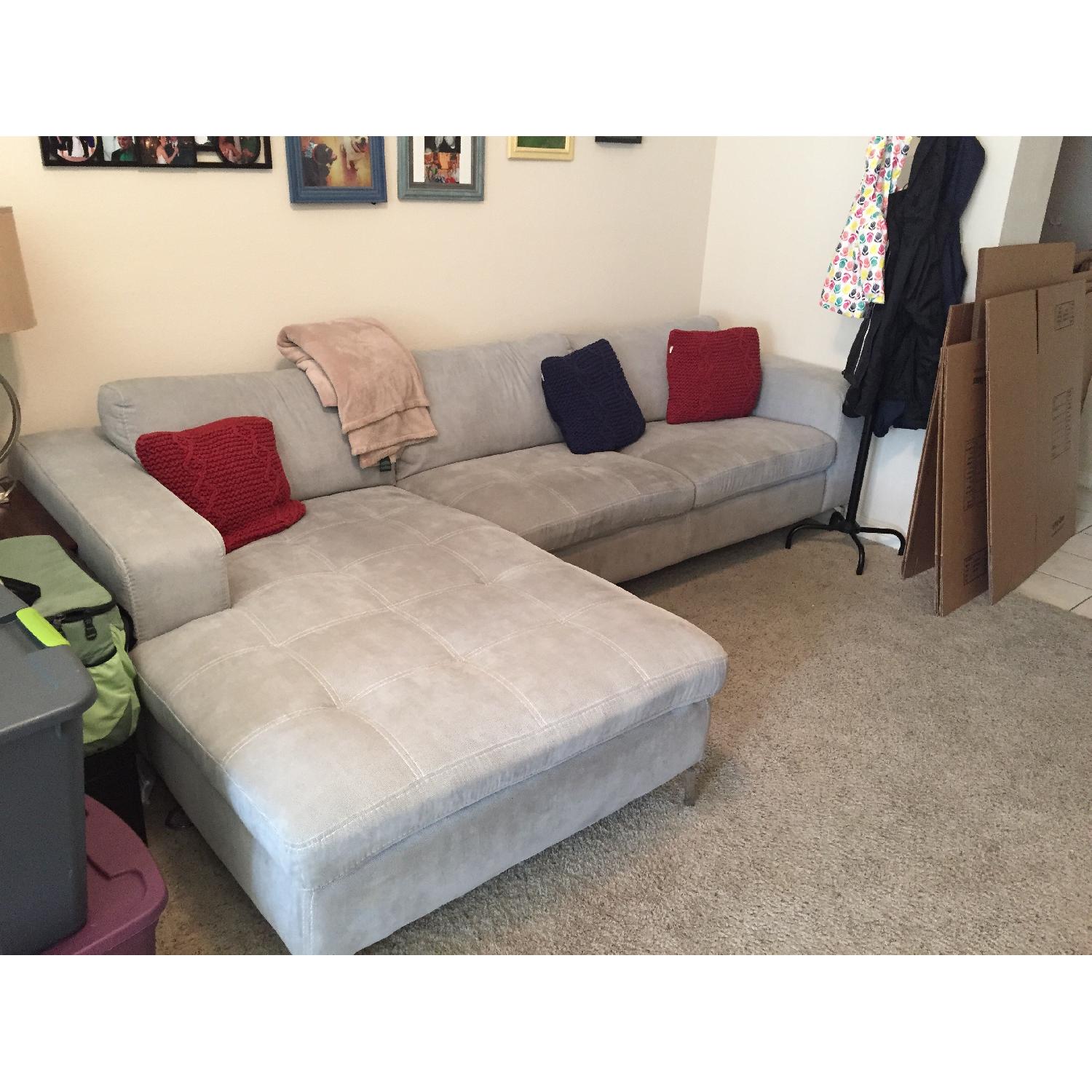 Rooms To Go Sectional w/ Matching Ottoman AptDeco