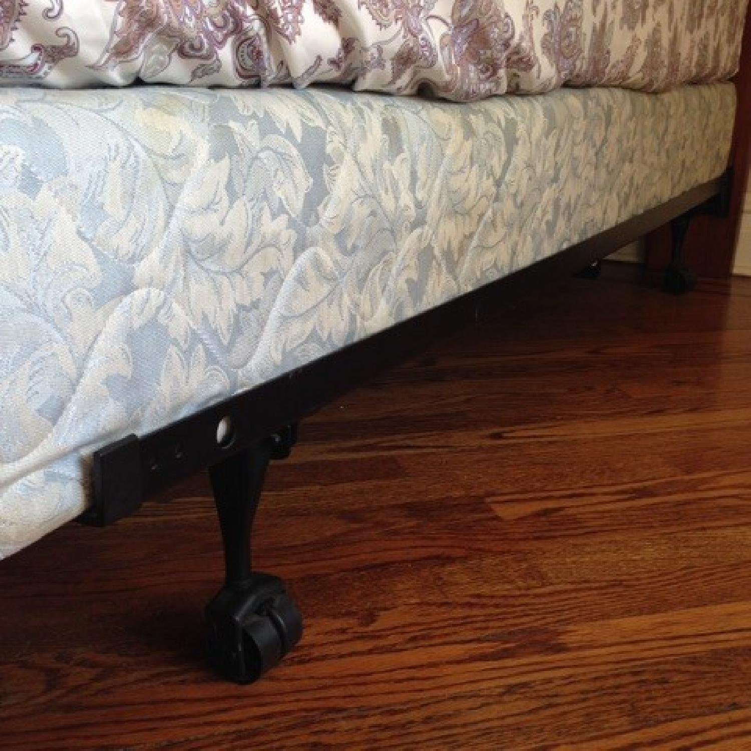 Thomasville 6-Piece Queen Bedroom Set - image-5