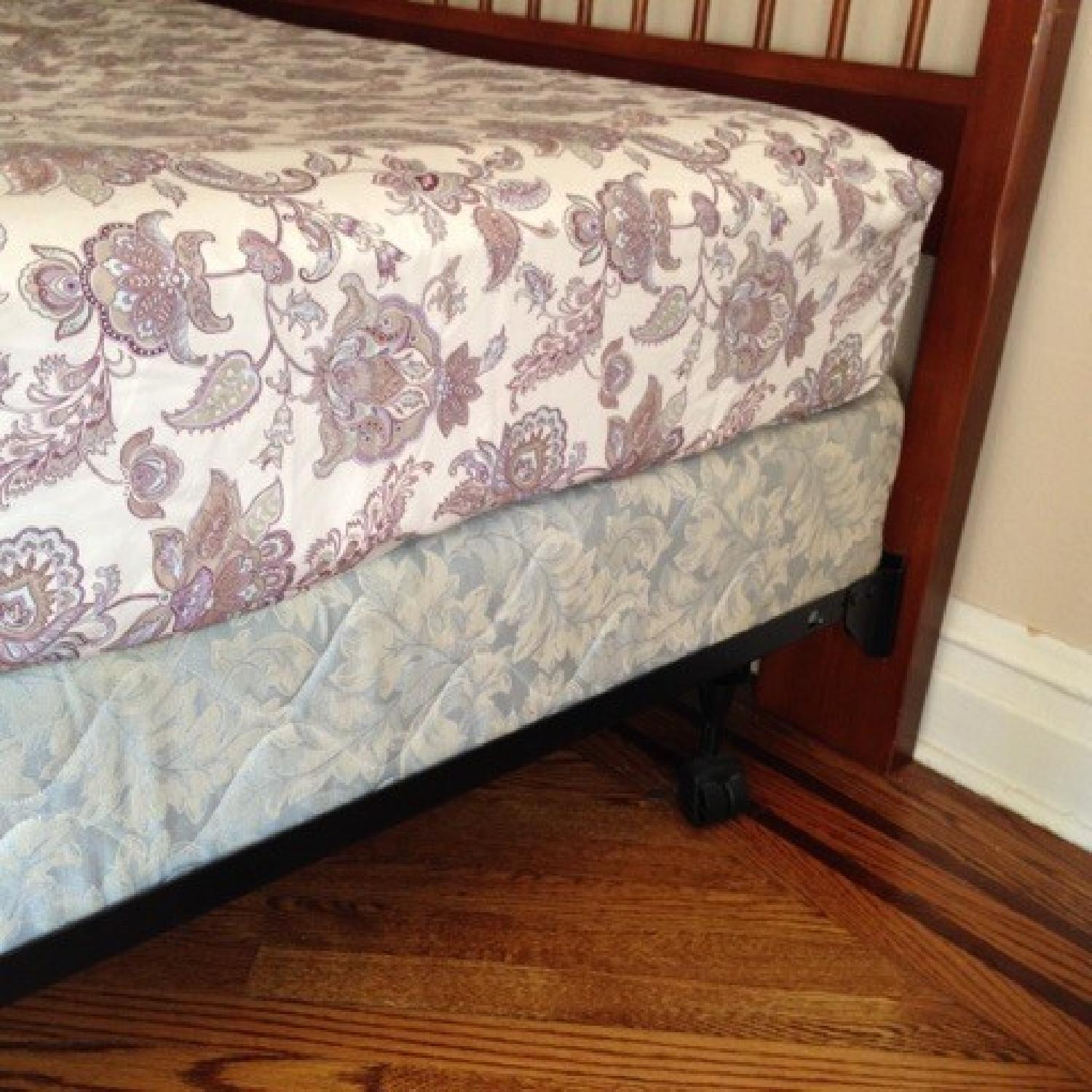 Thomasville 6-Piece Queen Bedroom Set - image-7