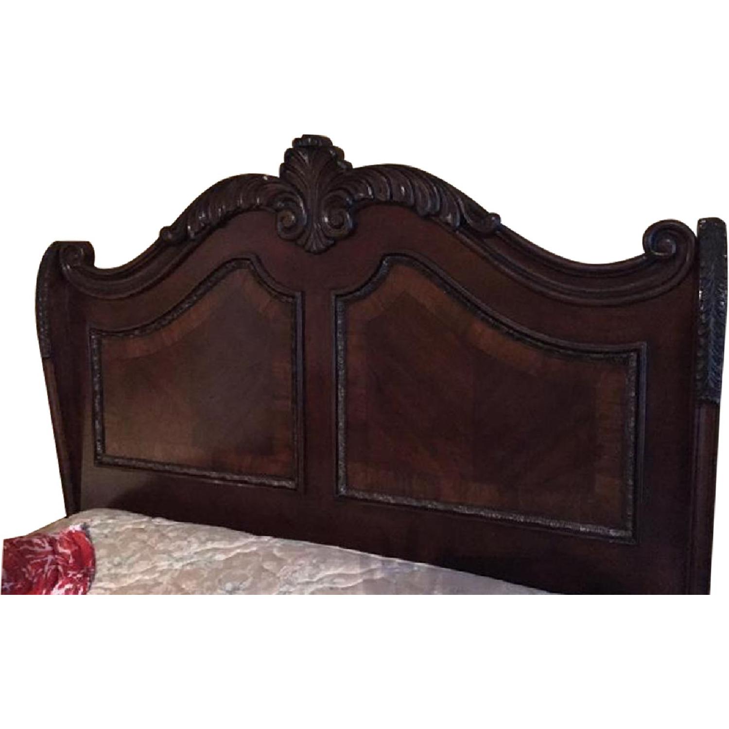 Raymour & Flanigan Queen Sized Bedroom Set - image-0