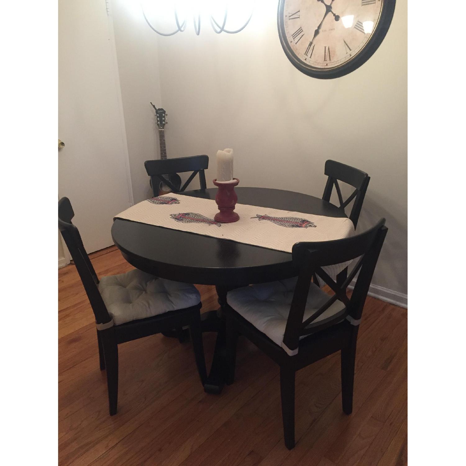 Crate & Barrel Expandable Dining Table w/ 4 Chairs - AptDeco