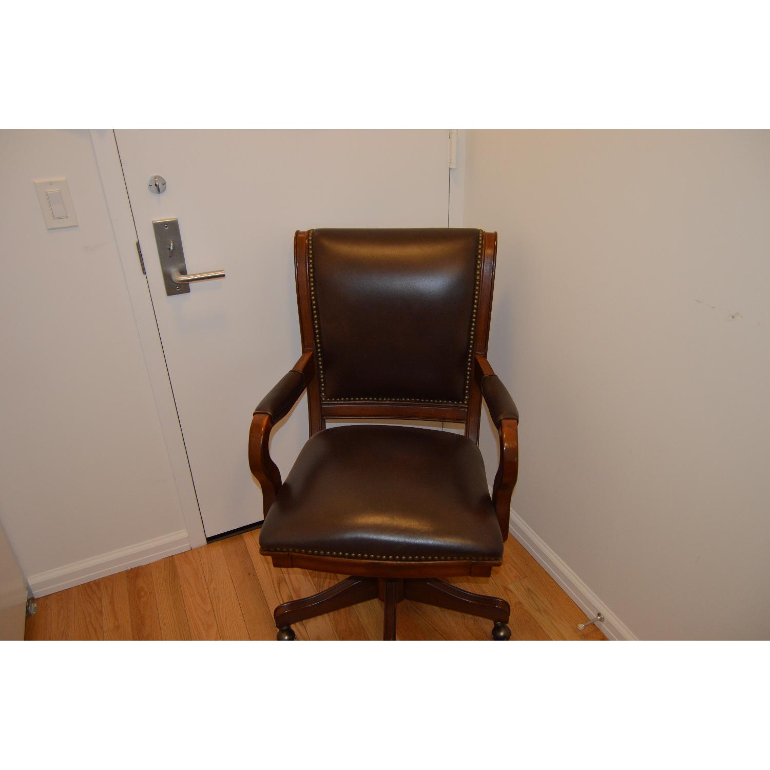 Haverty's Ergonomic Swivel Adjustable Leather/Wood Office Chair AptDeco